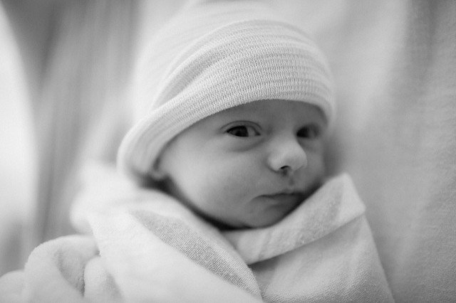 Un bébé emmailloté. l Source: Flickr Un bébé emmailloté. l Source: Flickr