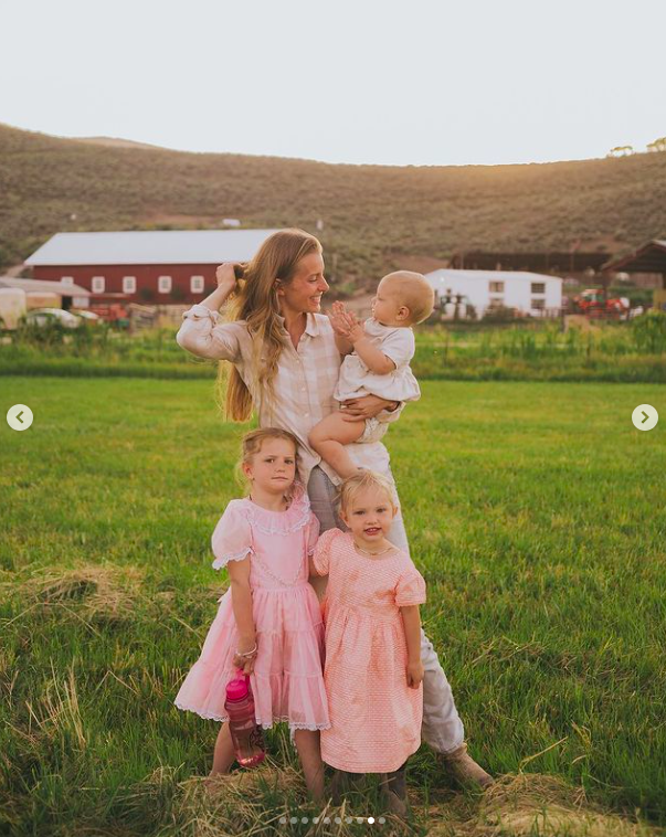 Hannah Neeleman and some of her kids, posted on February 18, 2022 | Source: Instagram/hogfathering and ballerinafarm