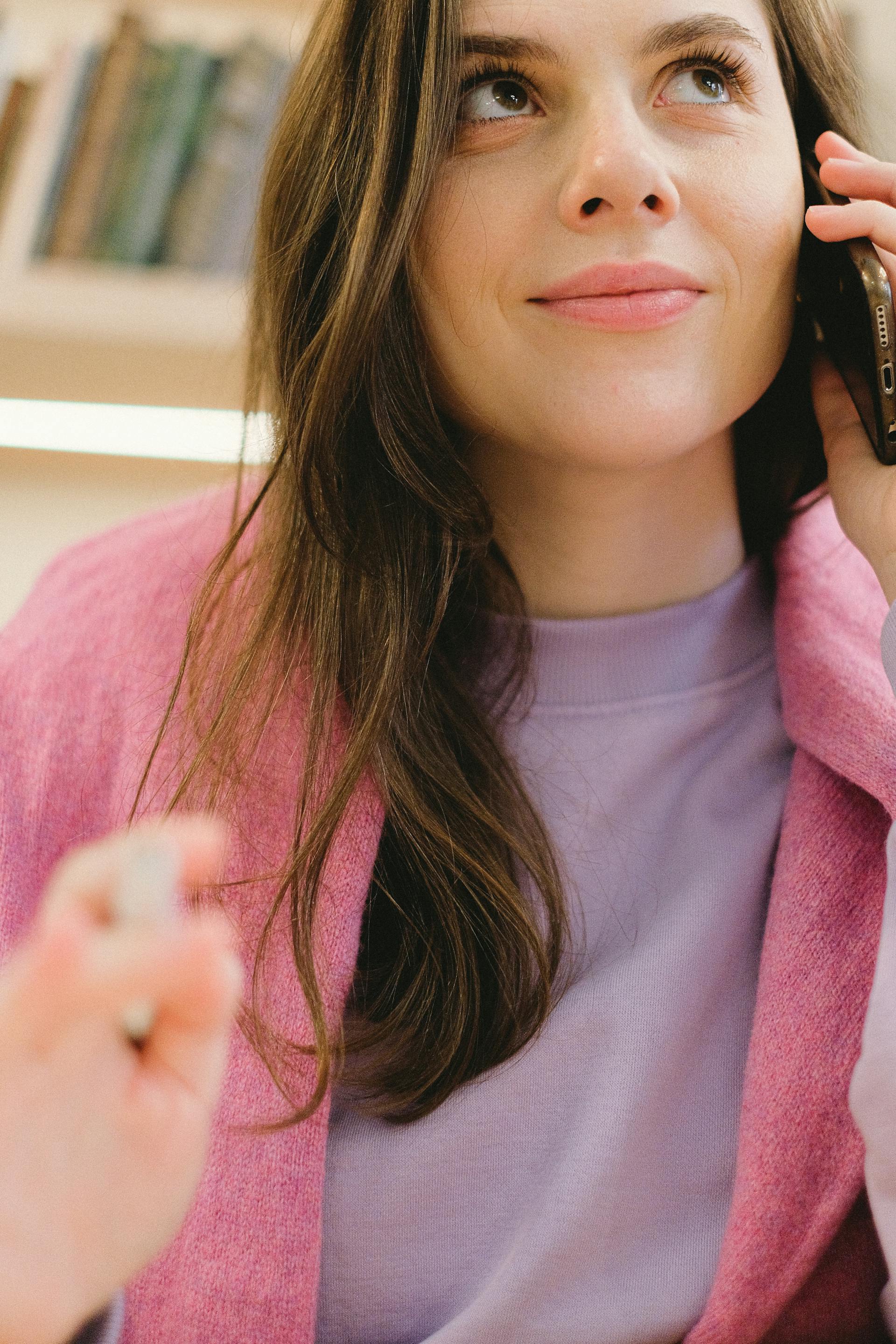 A woman making a phone call | Source: Pexels