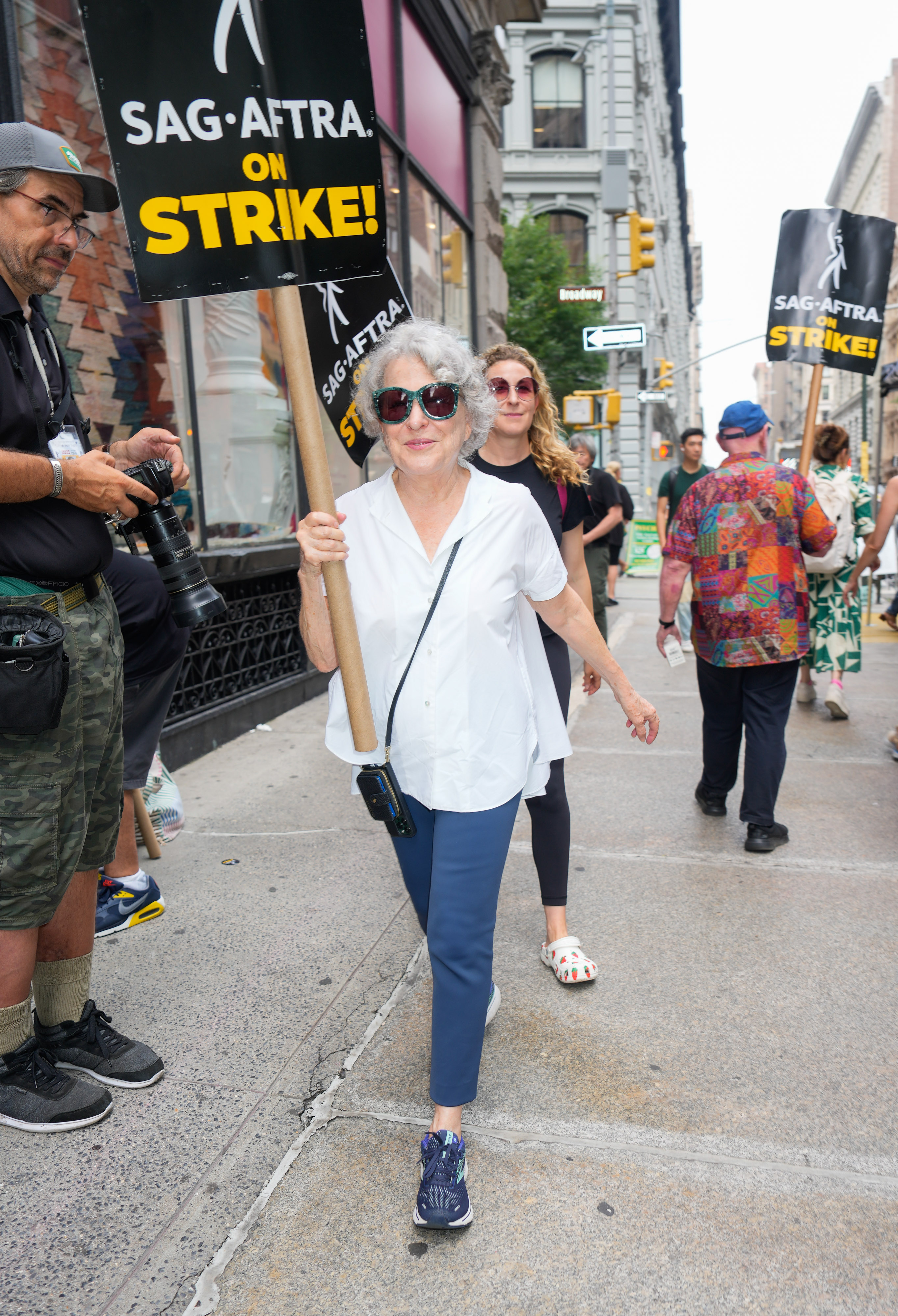 Bette Midler with her daughter Sophie von Haselberg behind her at a SAG-AFTRA strike in New York City, 2023 | Source: Getty Images