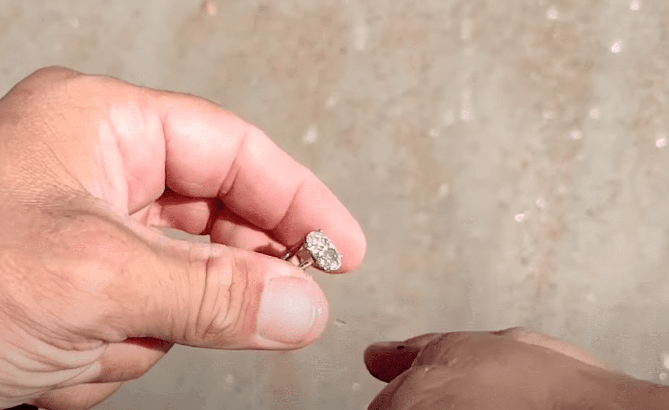 Anillo de diamantes en la mano de Joseph Cook | Foto: youtube.com/The Independent