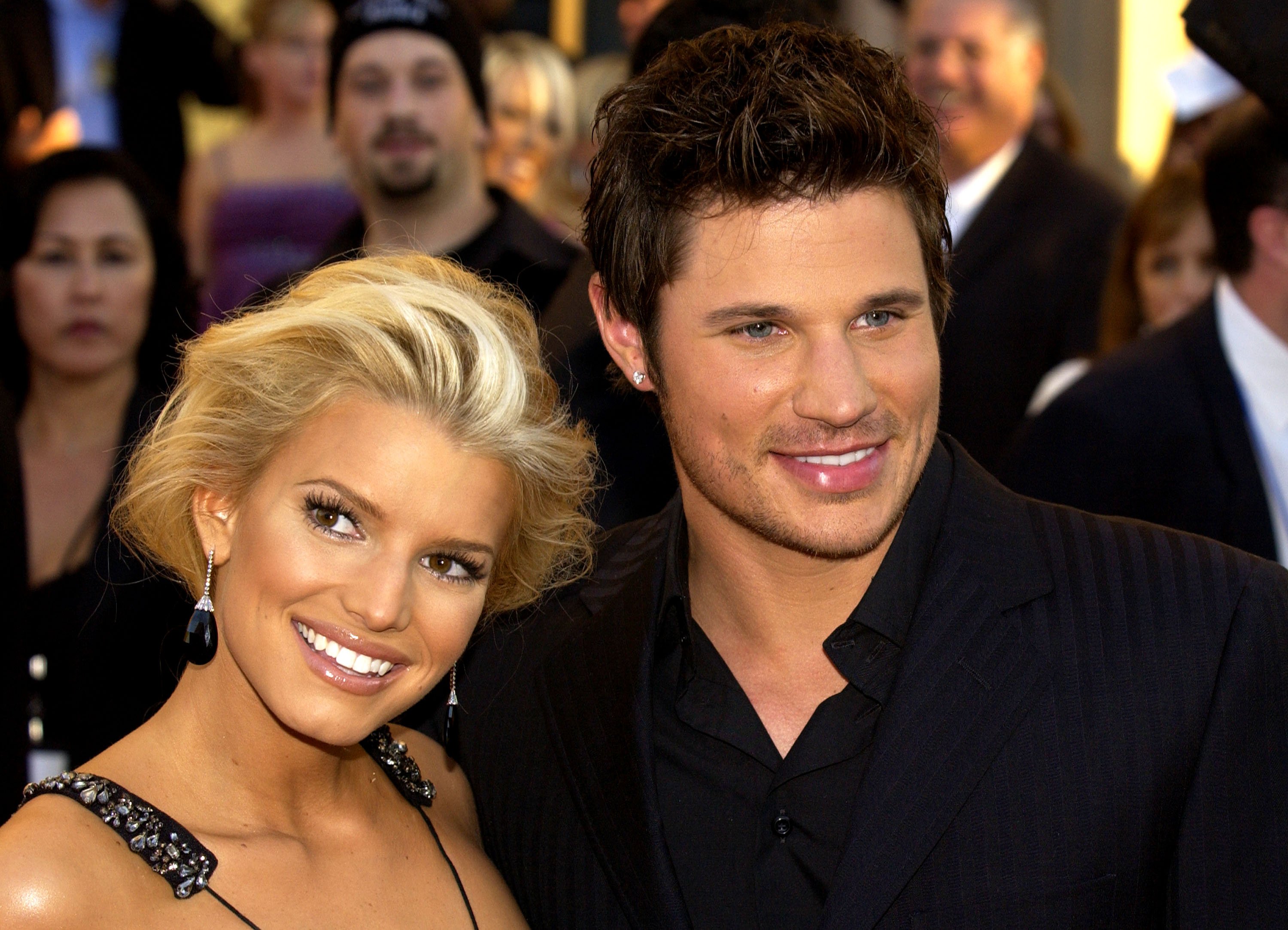 Jessica Simpson (left) and husband Nick Lachey arrive at the 32nd Annual "American Music Awards" on November 14, 2004, at the Shrine Auditorium, in Los Angeles, California. | Source: Getty Images.