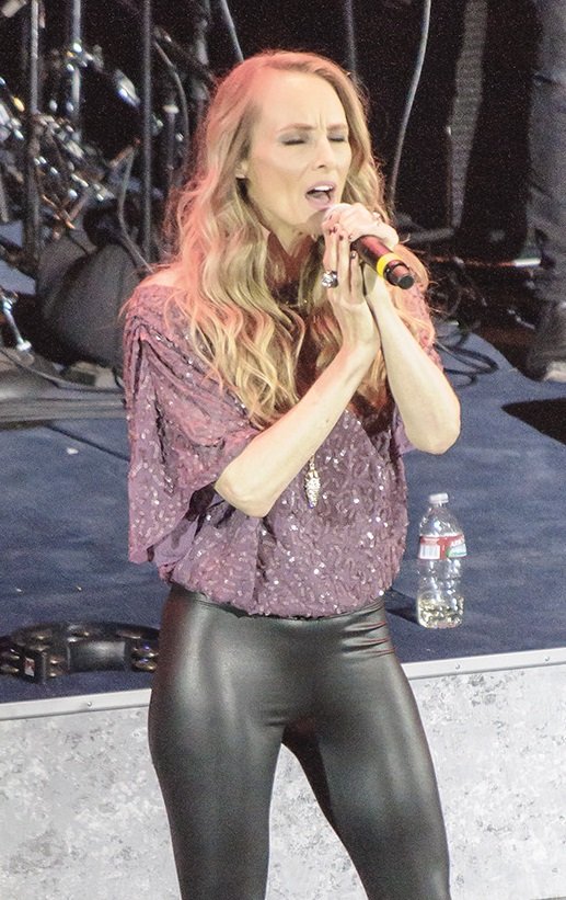 Chynna Phillips performing with Wilson Phillips in 2013. | Source: Wikimedia Commons