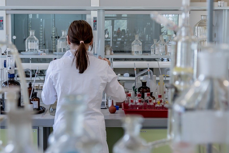 Une femme au laboratoire | Photo : Pixabay Une femme au laboratoire | Photo : Pixabay