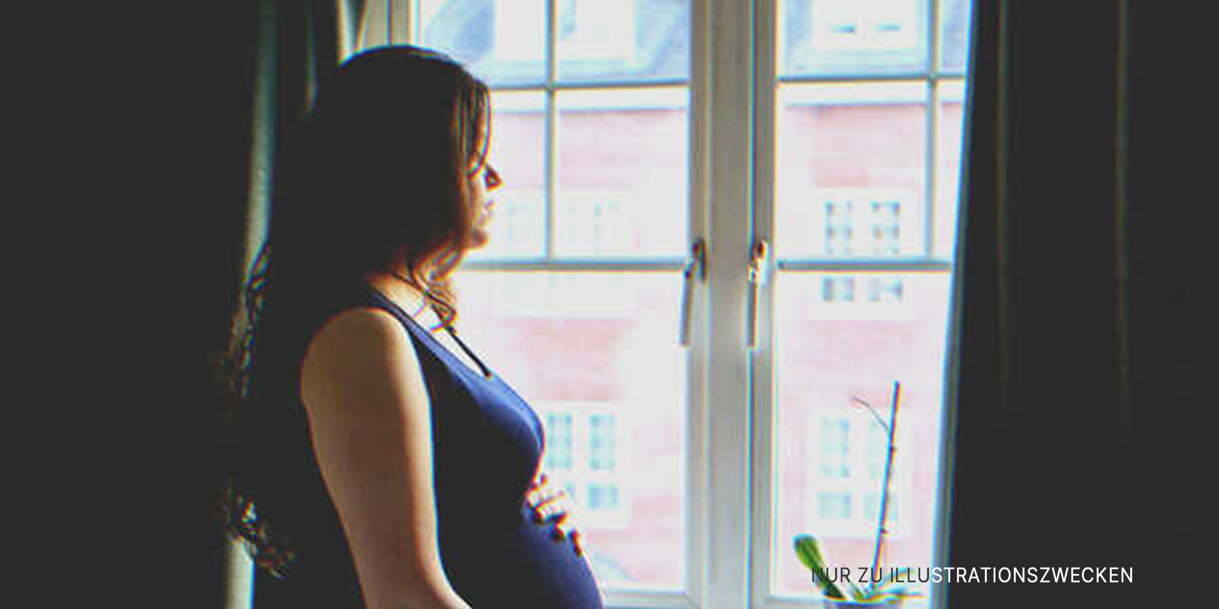 Schwangere Frau am Fenster | Quelle: Shutterstock