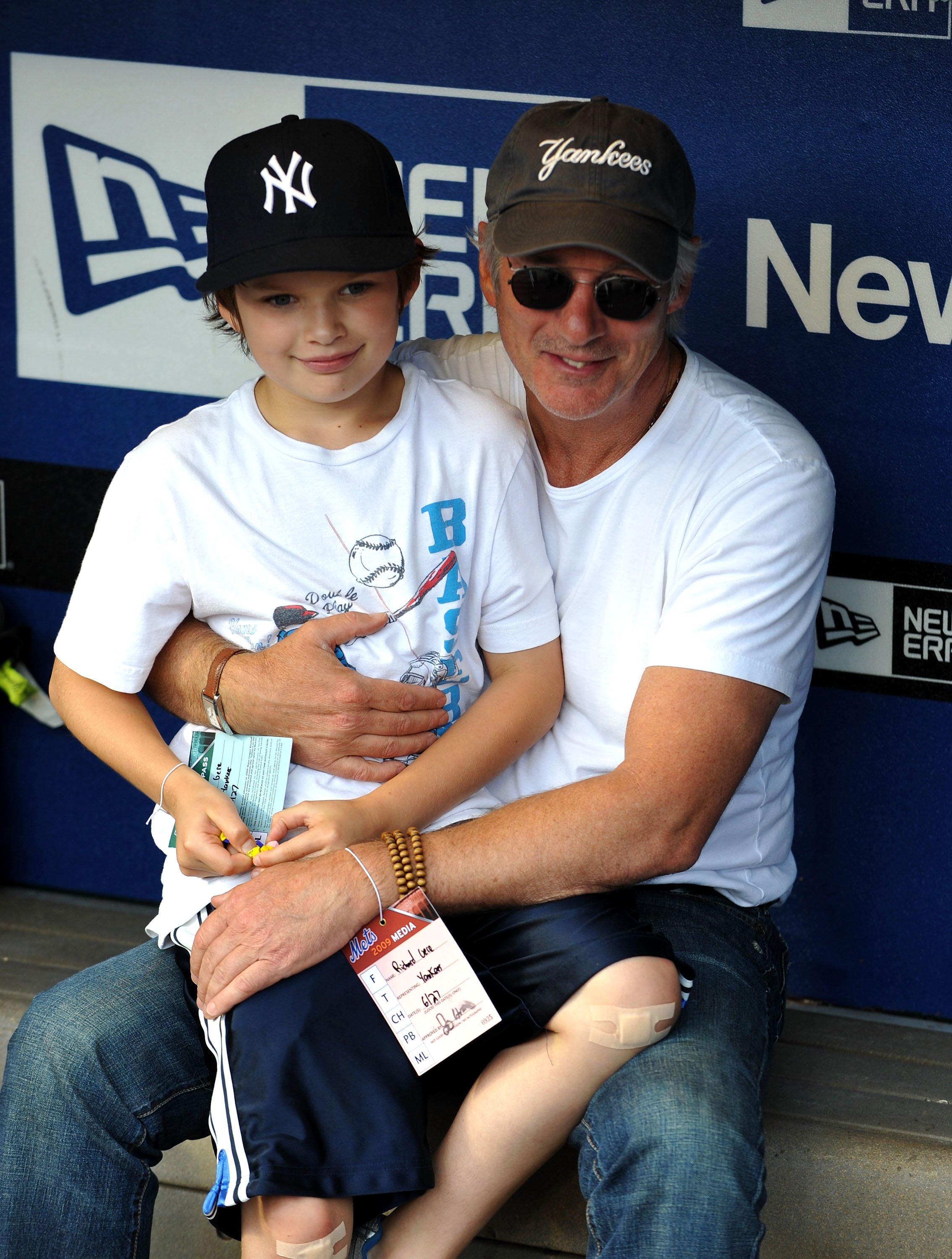 Actor Richard Gere and his son Homer at the New York Subway Series game between the Mets and Yannkees at Citi Field on June 26, 2009 in New York, New York. | Source: Getty Images