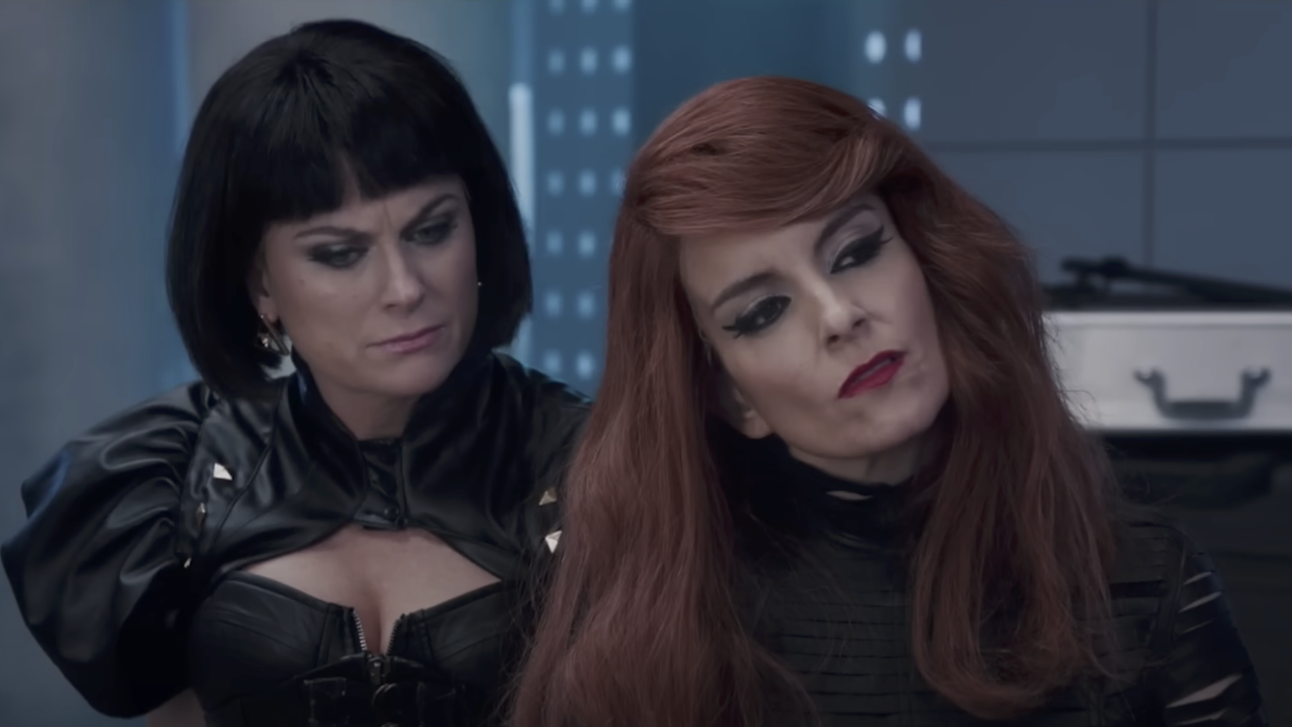 Amy Poehler and Tina Fey on the "Bad Blood" parody | Source: YouTube/SNL