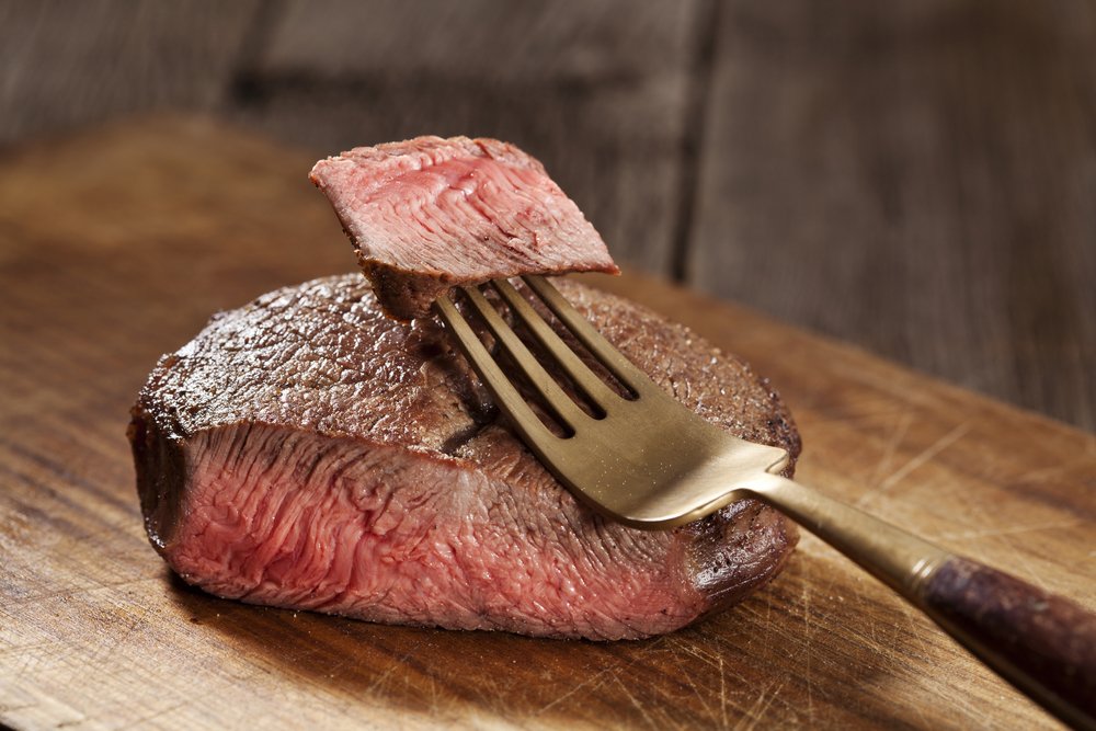 Steak de boeuf à cuisson moyenne. | Shutterstock Steak de boeuf à cuisson moyenne. | Shutterstock