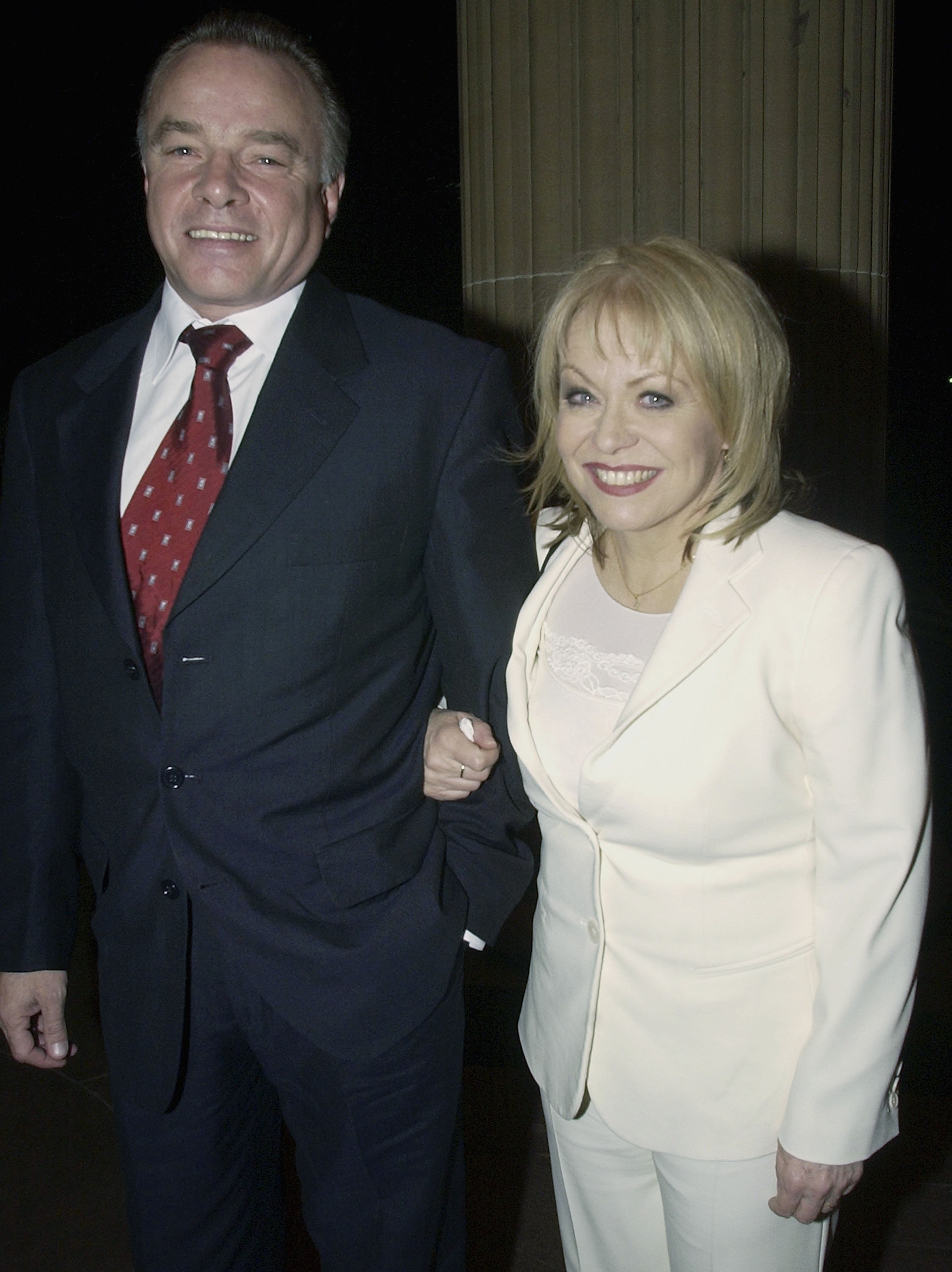 Jackie Weaver and Sean Taylor are photographed at Australia's National Shakespeare Company salute dinner at The Grand Court of the Art Gallery of New South Wales on June 21, 2004, in Sydney, Australia | Source: Getty Images