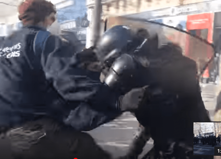 Les manifestants s'attaquent à un policier sur les Champs-Elysées, le 16 mars 2019. | Photo : Youtube/InfoCritiqueWeb