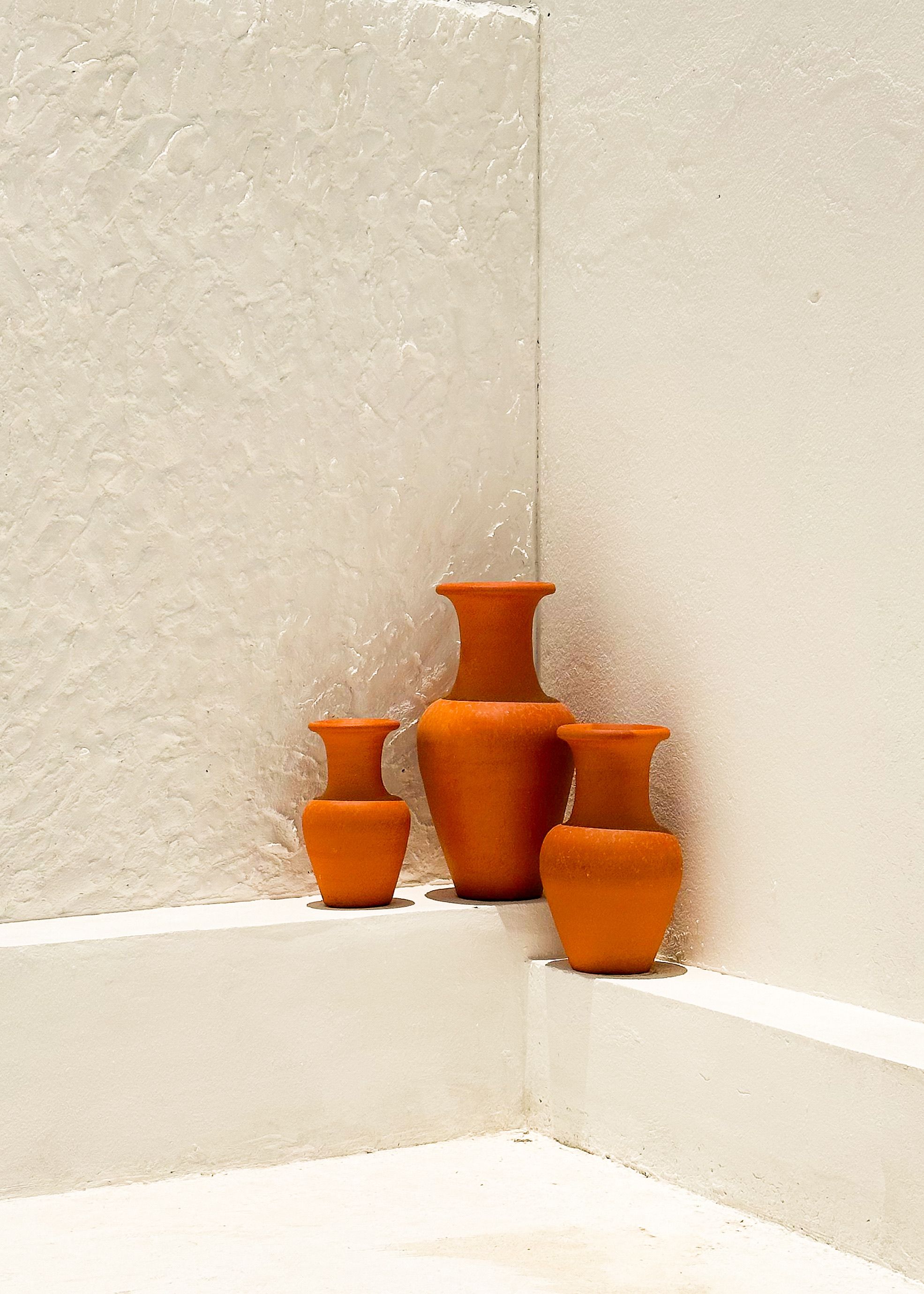 Three vases in a corner | Source: Pexels