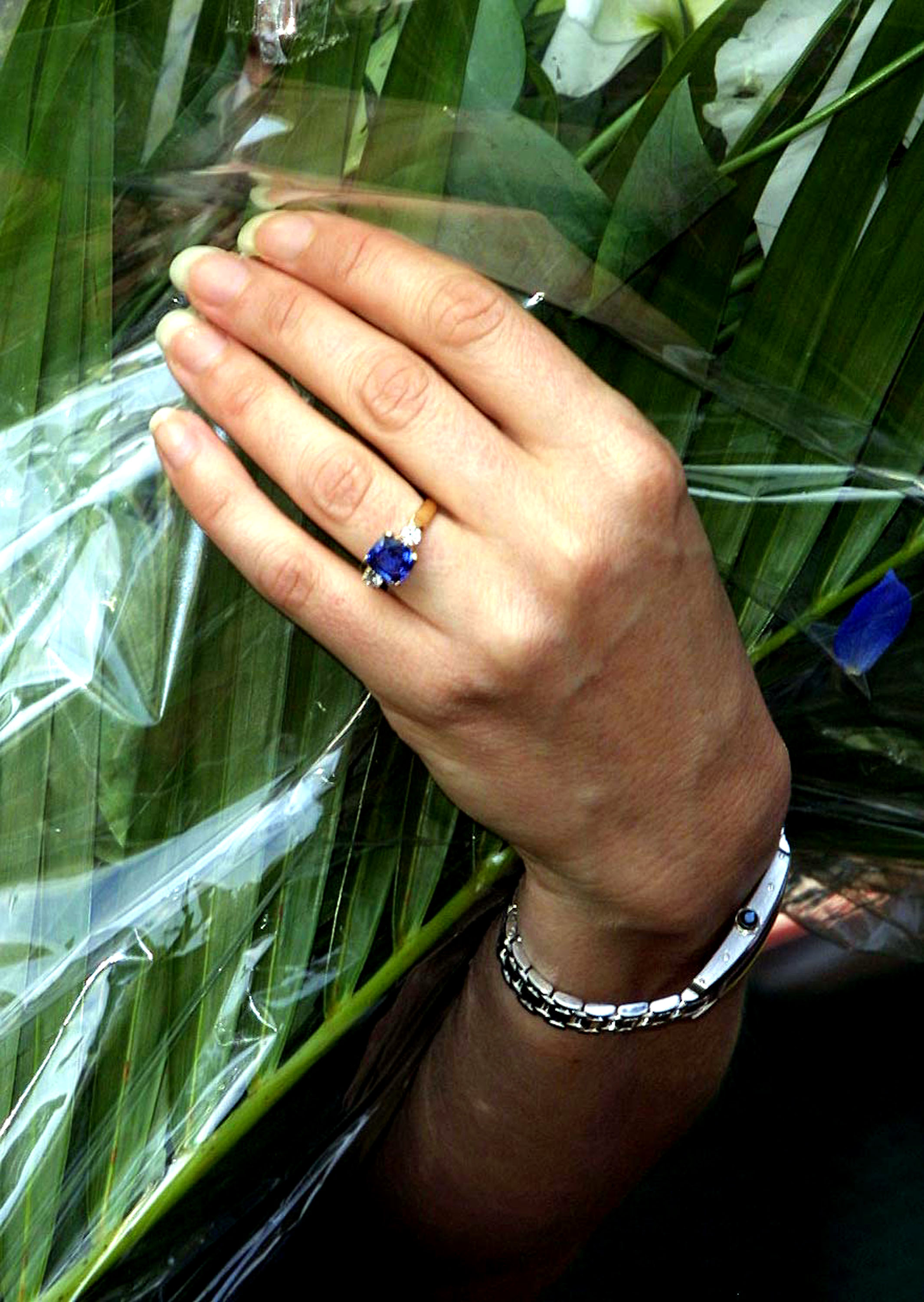 Heather Mills photographed with her engagement ring in London in 2001 | Source: Getty Images