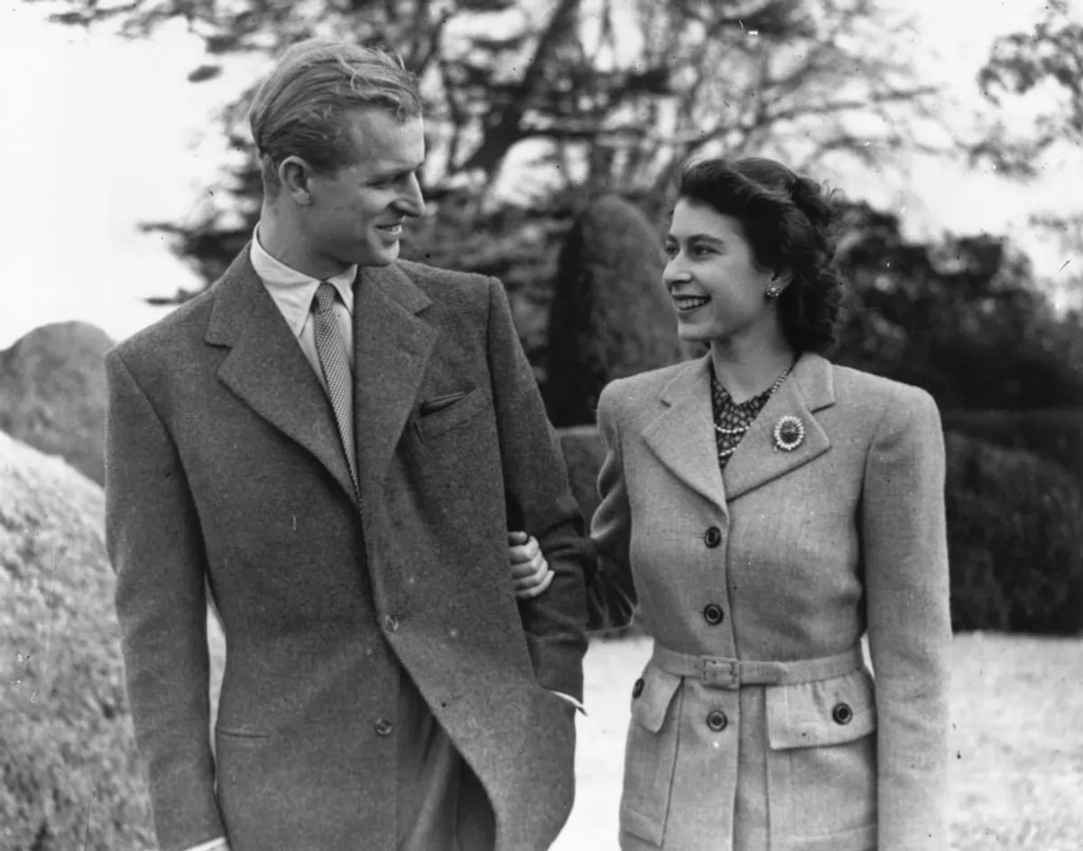Elizabeth et le prince Philip, duc d'Édimbourg profitant d'une promenade pendant leur lune de miel à Broadlands, Romsey, Hampshire. | Photo : Getty Images