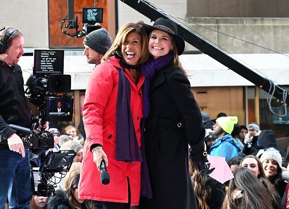 Hoda Kotb and Savannah Guthrie at Rockefeller Plaza on March 8, 2019 in New York City. | Photo: Getty Images