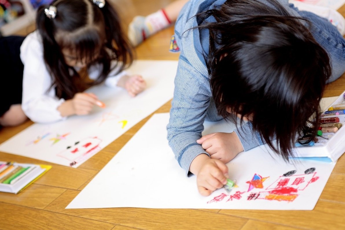 Niñas haciendo la tarea.| Imagen tomada de: Pxhere Niñas haciendo la tarea.| Imagen tomada de: Pxhere