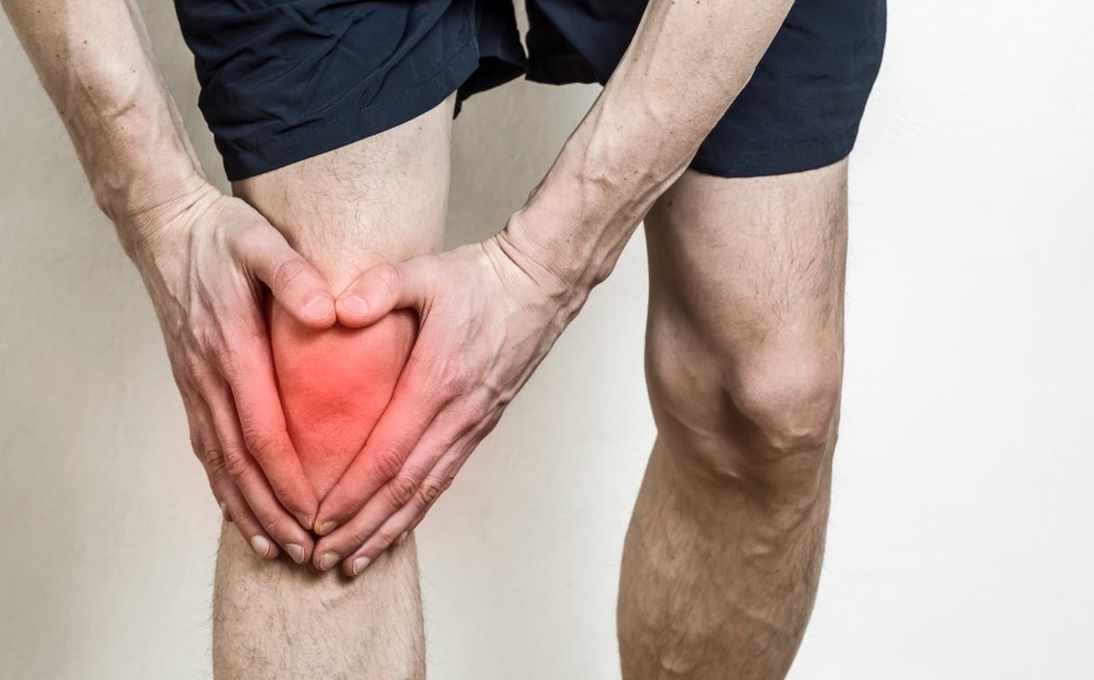 Hombre con dolor de rodilla. Fuente: Shutterstock