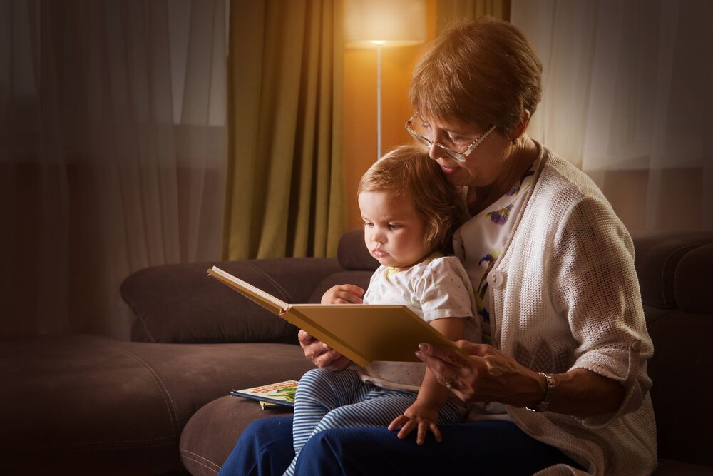  Abuela leyendo un cuento a su nieta. | Foto: Shutterstock
