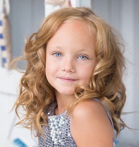 Ein kleines Mädchen mit schön gestyltem Haar. | Quelle: Pixabay