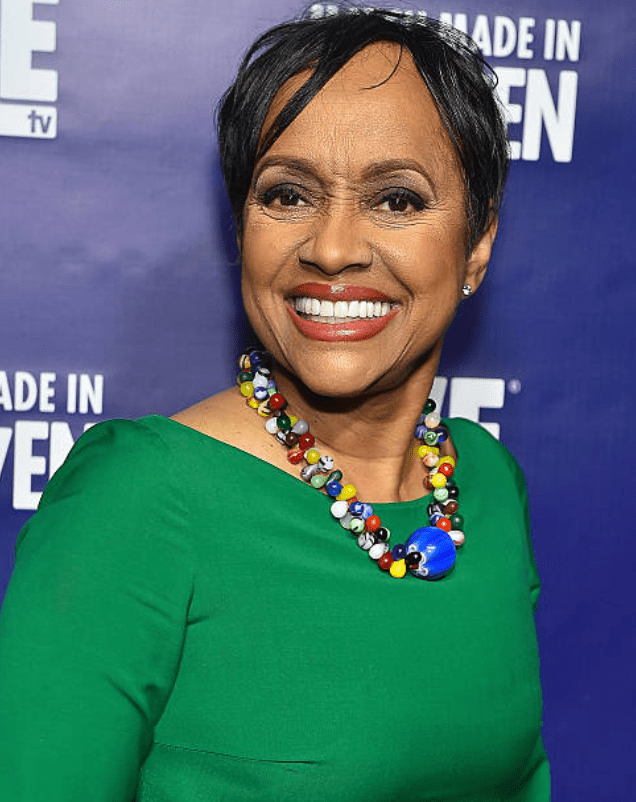 Judge Glenda Hatchett arrives on the red carpet at the preview screening for "Match Made In Heaven" on January 29, 2015. | Photo: Getty Images