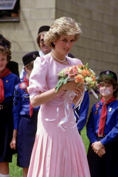 Diana Prinzessin von Wales kommt am 31. Mai 1985 im Poolemead Zentrum für Gehörlose in Twerton on Avon, Bath, an | Quelle: Getty Images