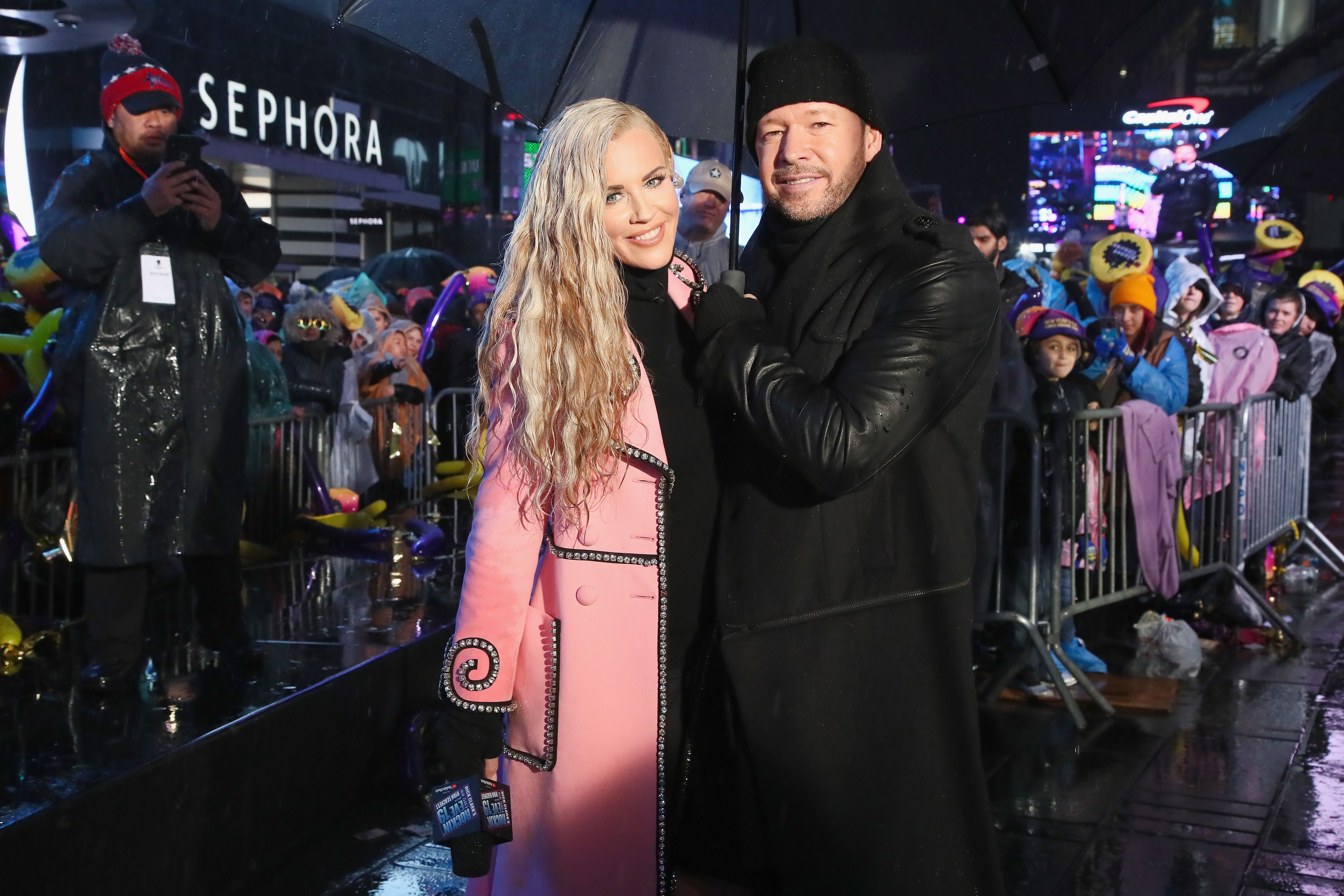Jenny McCarthy et Donnie Wahlberg posent pendant l'émission Dick Clark's New Year's Rockin' Eve With Ryan Seacrest, le 31 décembre 2018, à New York | Source : Getty Images