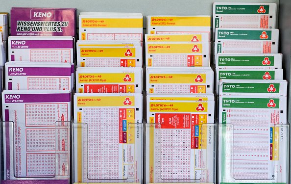 Lotto and lottery tickets in a magazine store. | Photo: Getty Images 