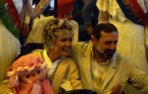 L'acteur et metteur en scène Jean Yanne avec son épouse Mimi Coutelier à la Foire du Trône, Paris, France 1988 | Source : Getty Images