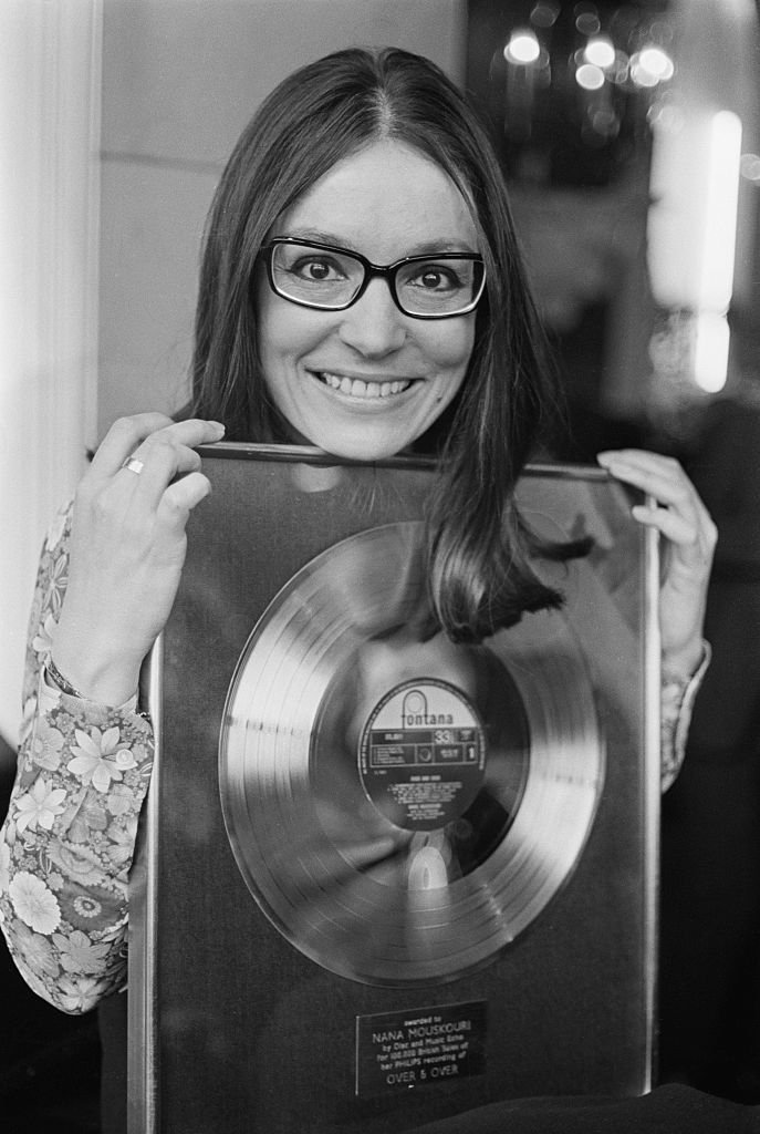 Nana Mouskouri et son disque d'or pour la chanson "Over and Over" en 1971. l Source : Getty Images