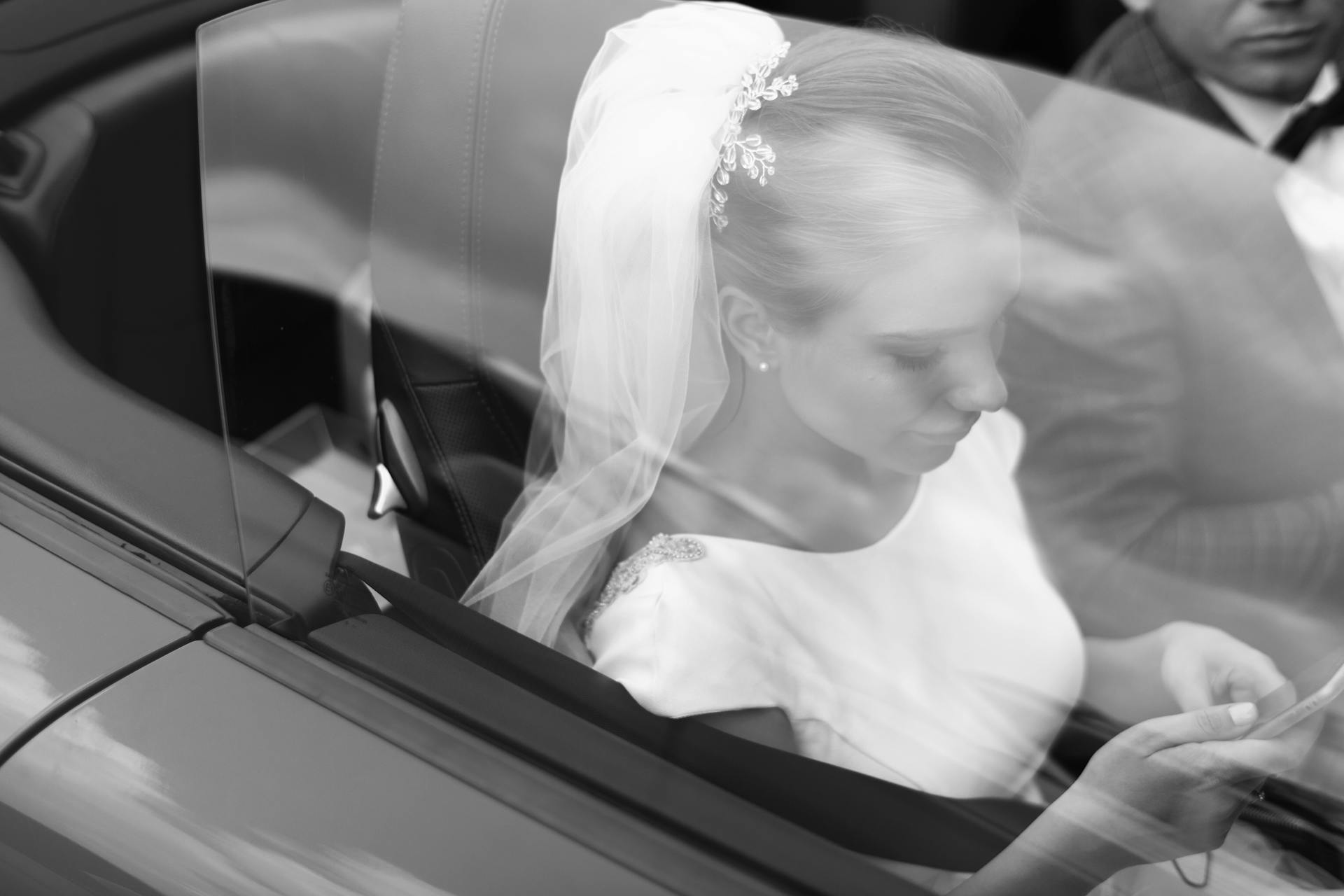 A bride and groom in a car | Source: Pexels