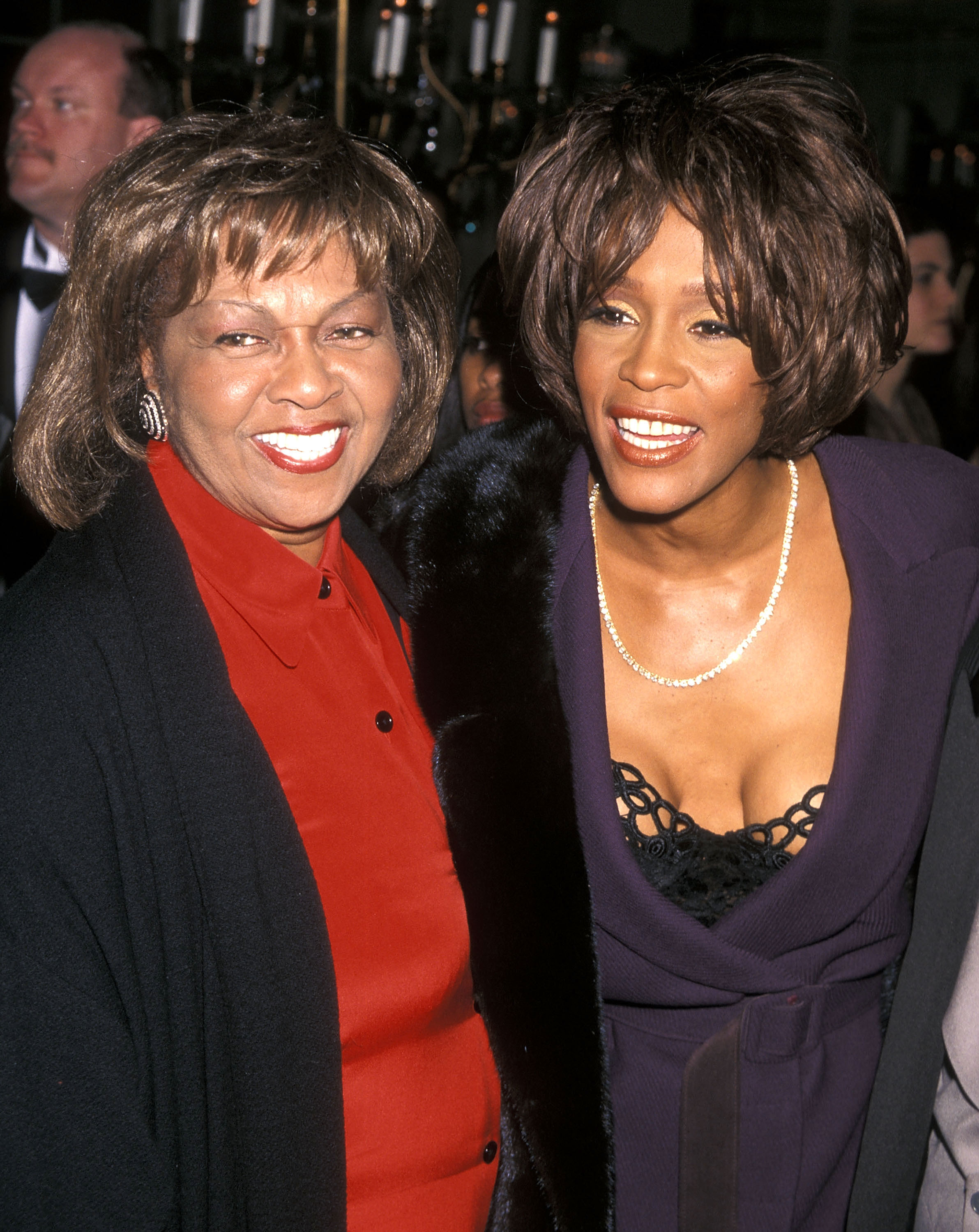 Whitney Houston and her mother Cissy at the Grammy Awards in New York in 1998 | Source: Getty Images