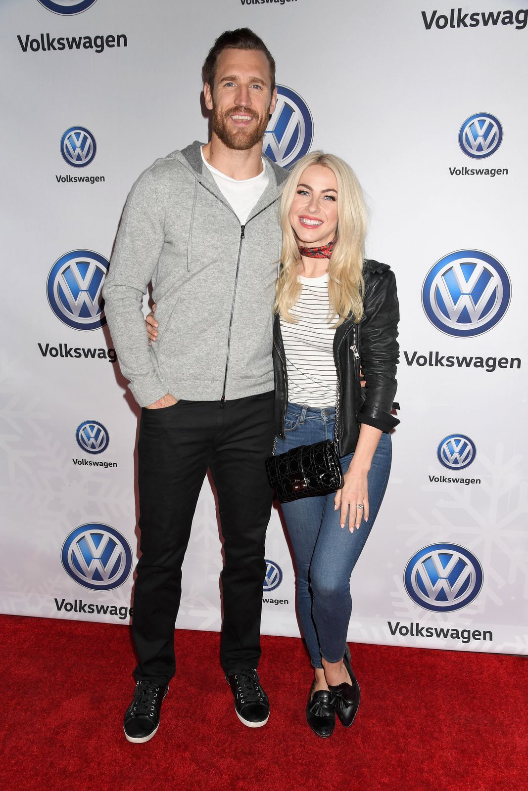 Brooks Laich and Julianne Hough at the Volkswagen Holiday Drive-In event in Los Angeles, California on December 16, 2017 | Photo: Jennifer Graylock/Getty Images