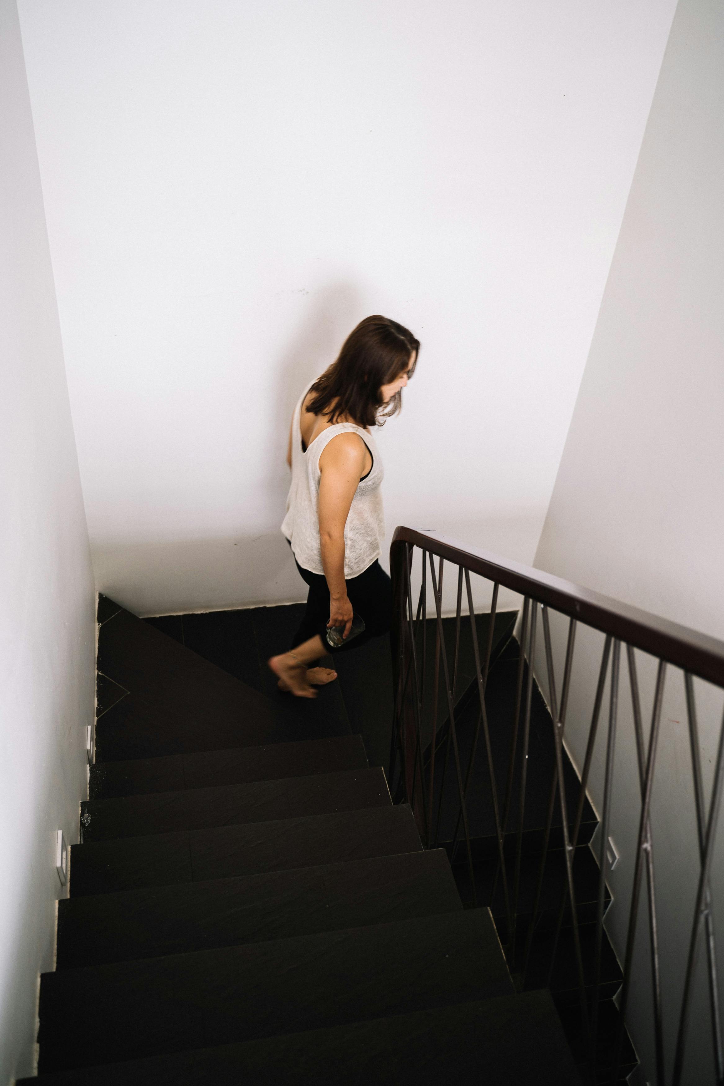 A woman going down the stairs | Source: Pexels