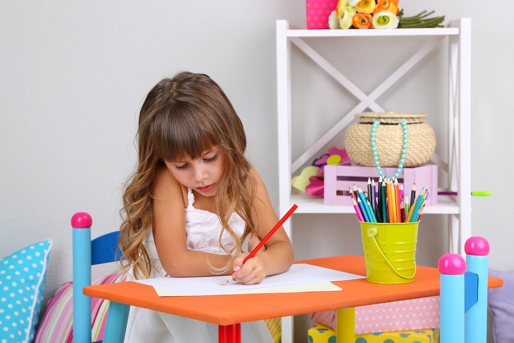 A little girl drawing. | Photo: Shutterstock.