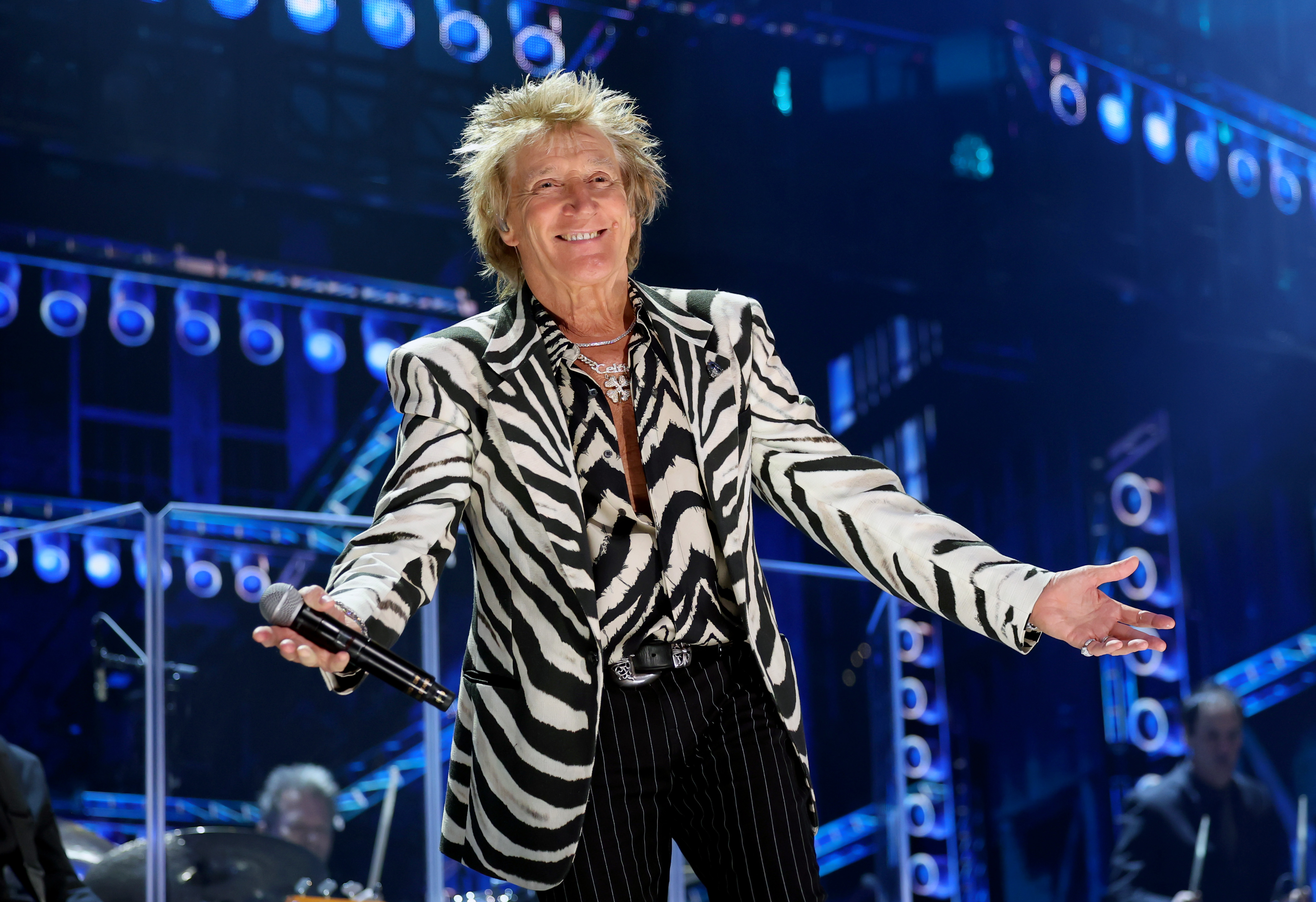 Rod Stewart onstage during the FIREAID Benefit Concert for California Fire Relief on January 30, 2025, in Inglewood, California. | Source: Getty Images