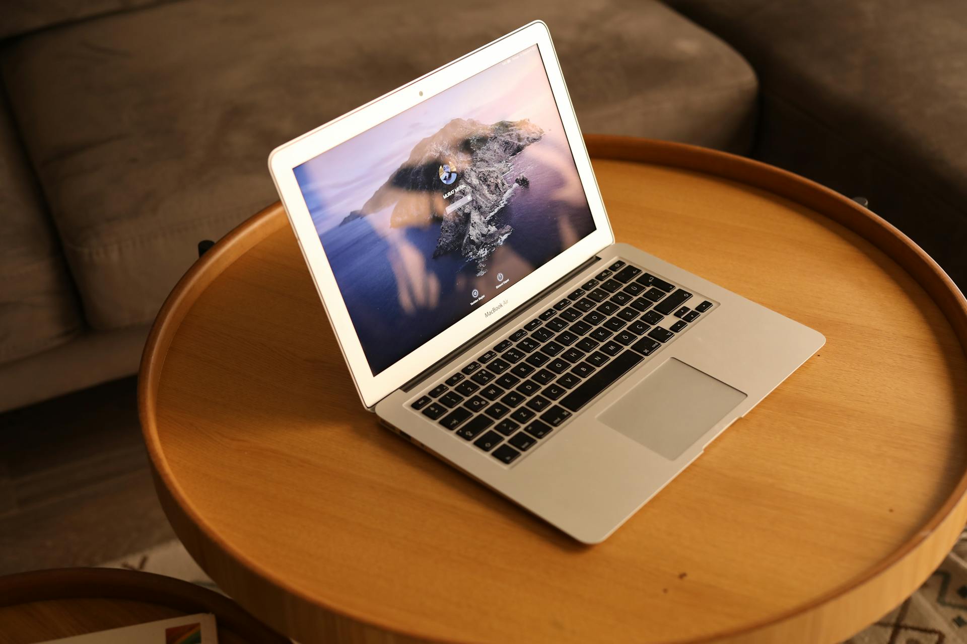 A laptop on a coffee table | Source: Pexels