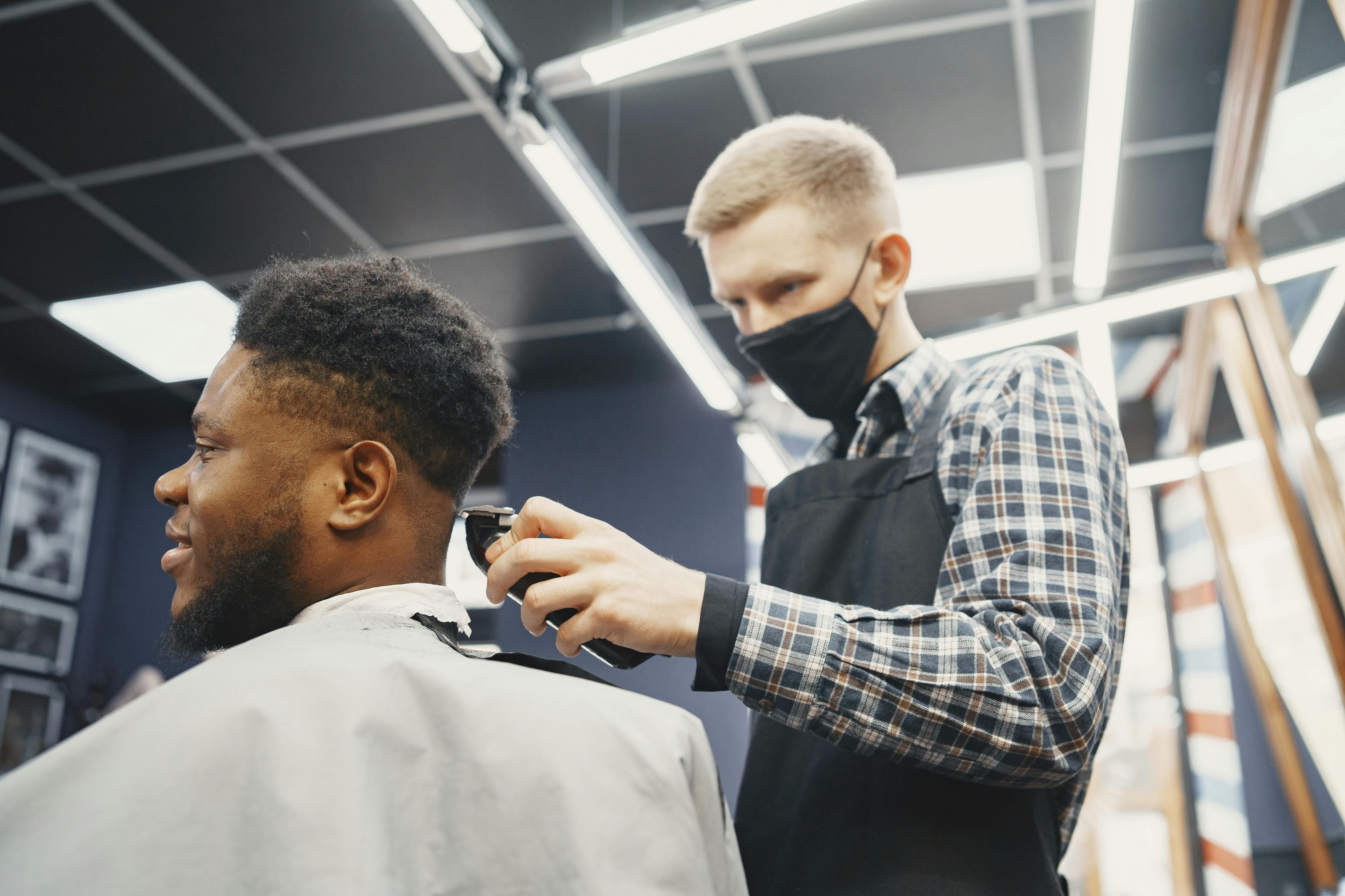 Cutting hair | Source: Pexels