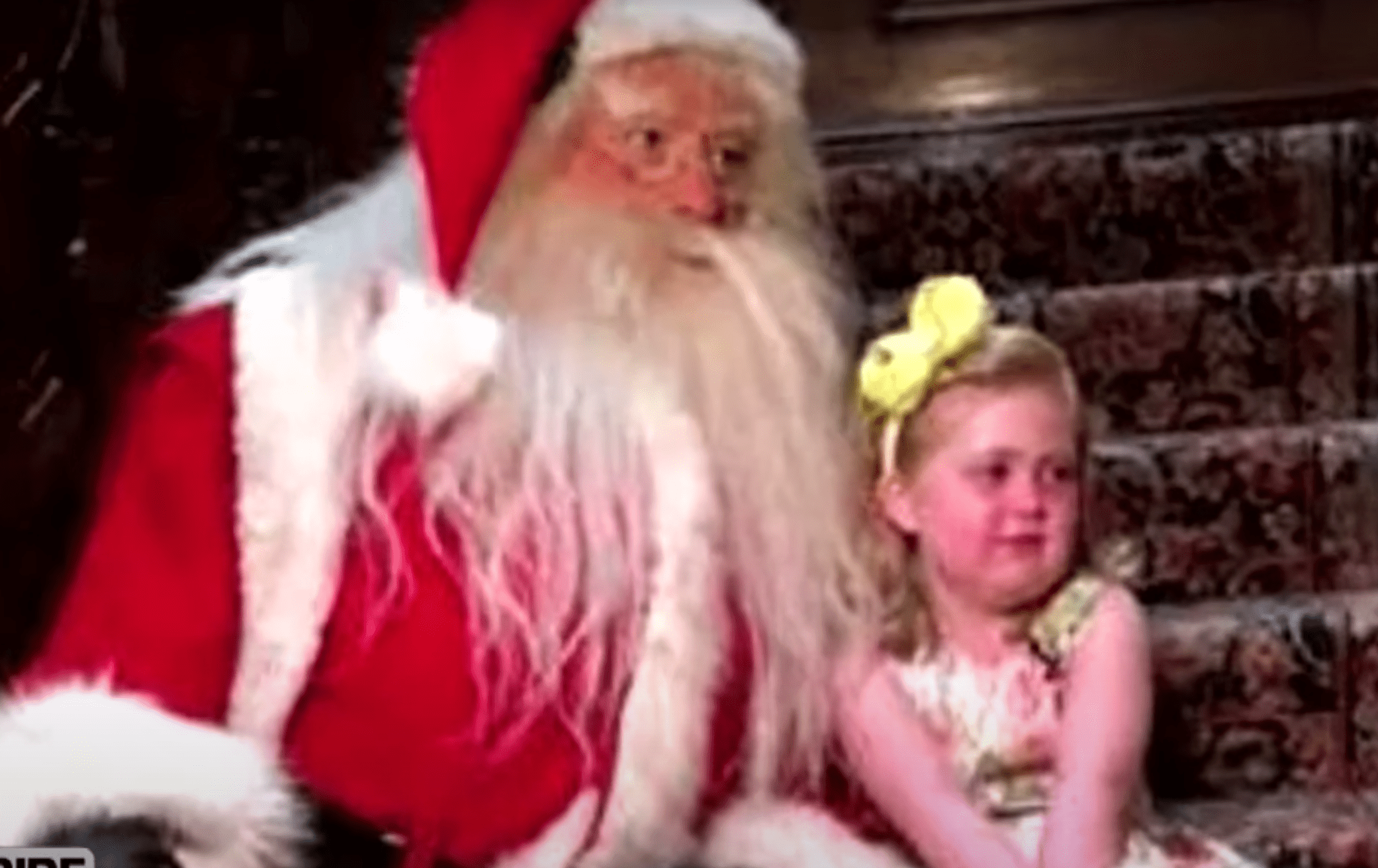 Little girl who battled cancer meets Santa in July | Photo: Youtube/Inside Edition