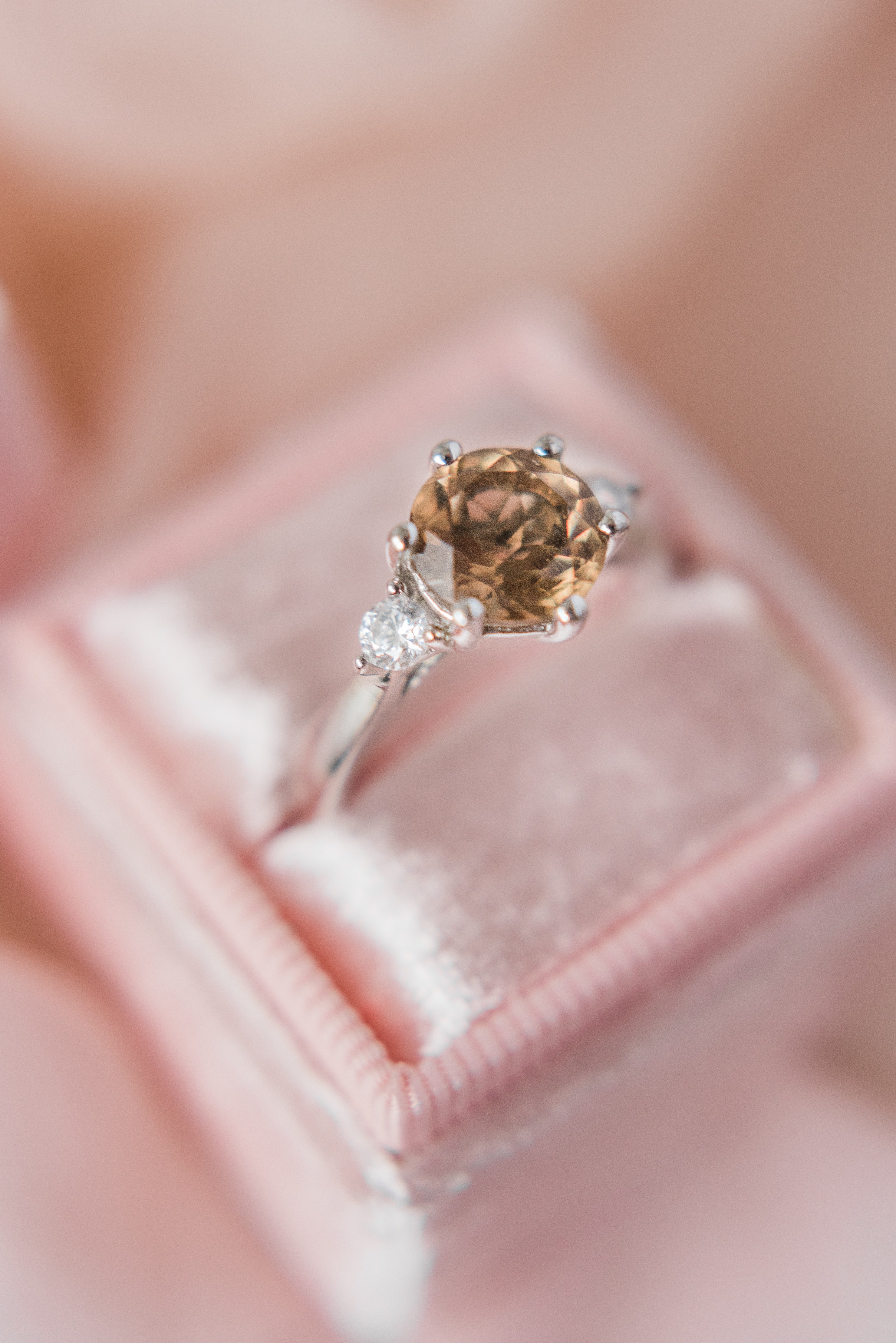 Foto de un anillo de diamantes. | Foto: Pexels