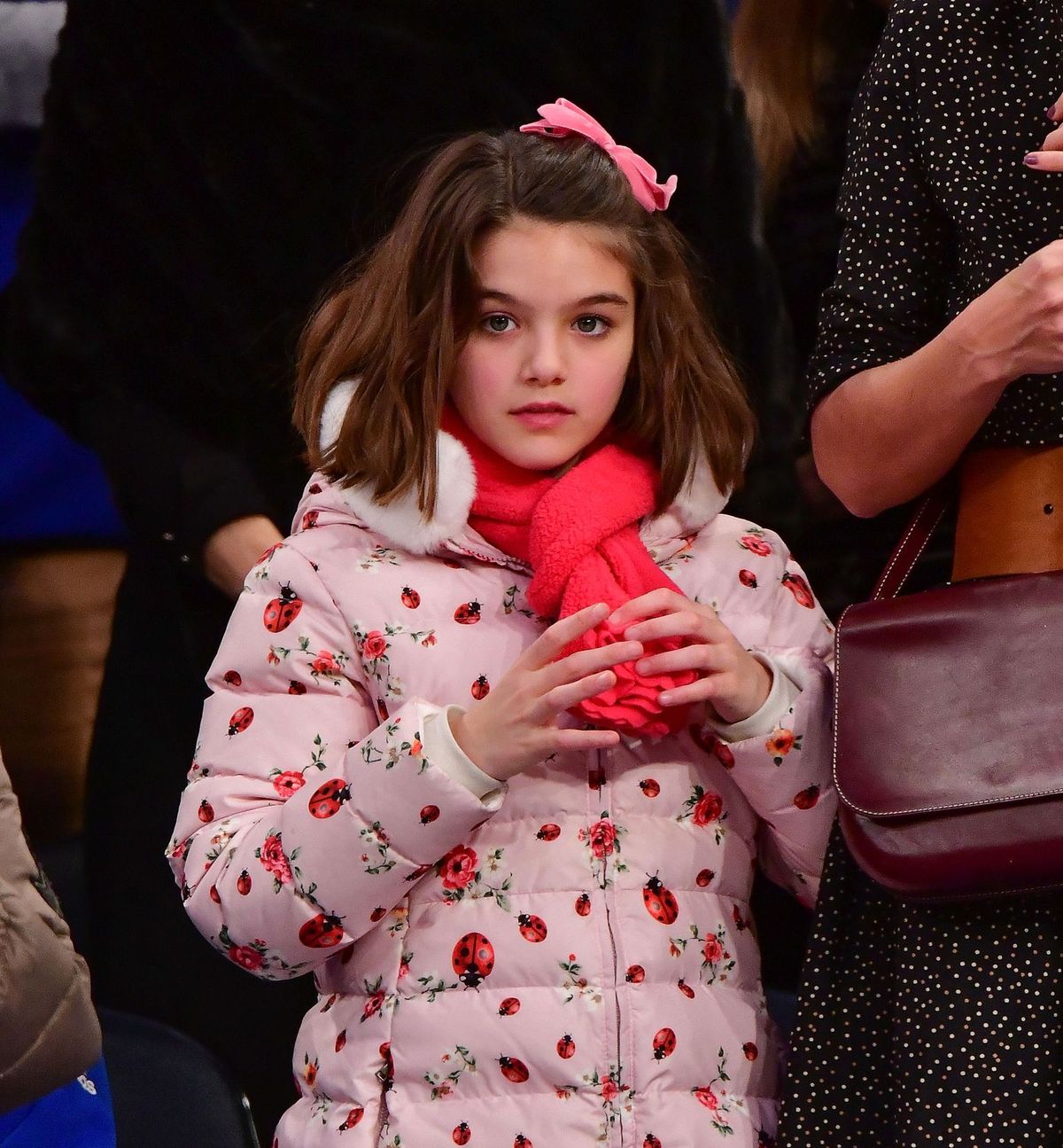 Suri Cruise asiste al partido Oklahoma City Thunder Vs New York Knicks en el Madison Square Garden el 16 de diciembre de 2017 en Nueva York. | Foto: Getty Images