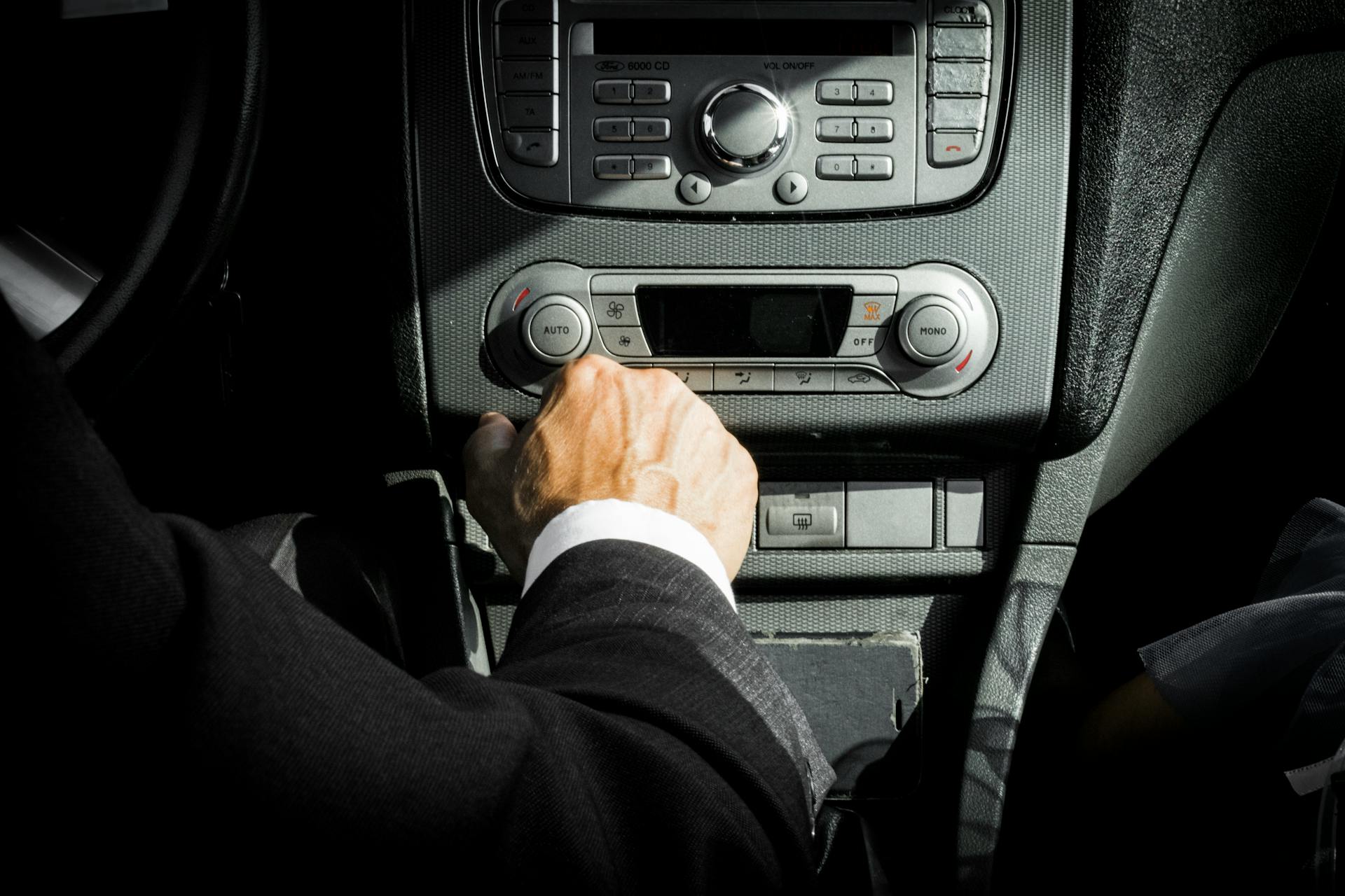 A man sitting in a car | Source: Pexels