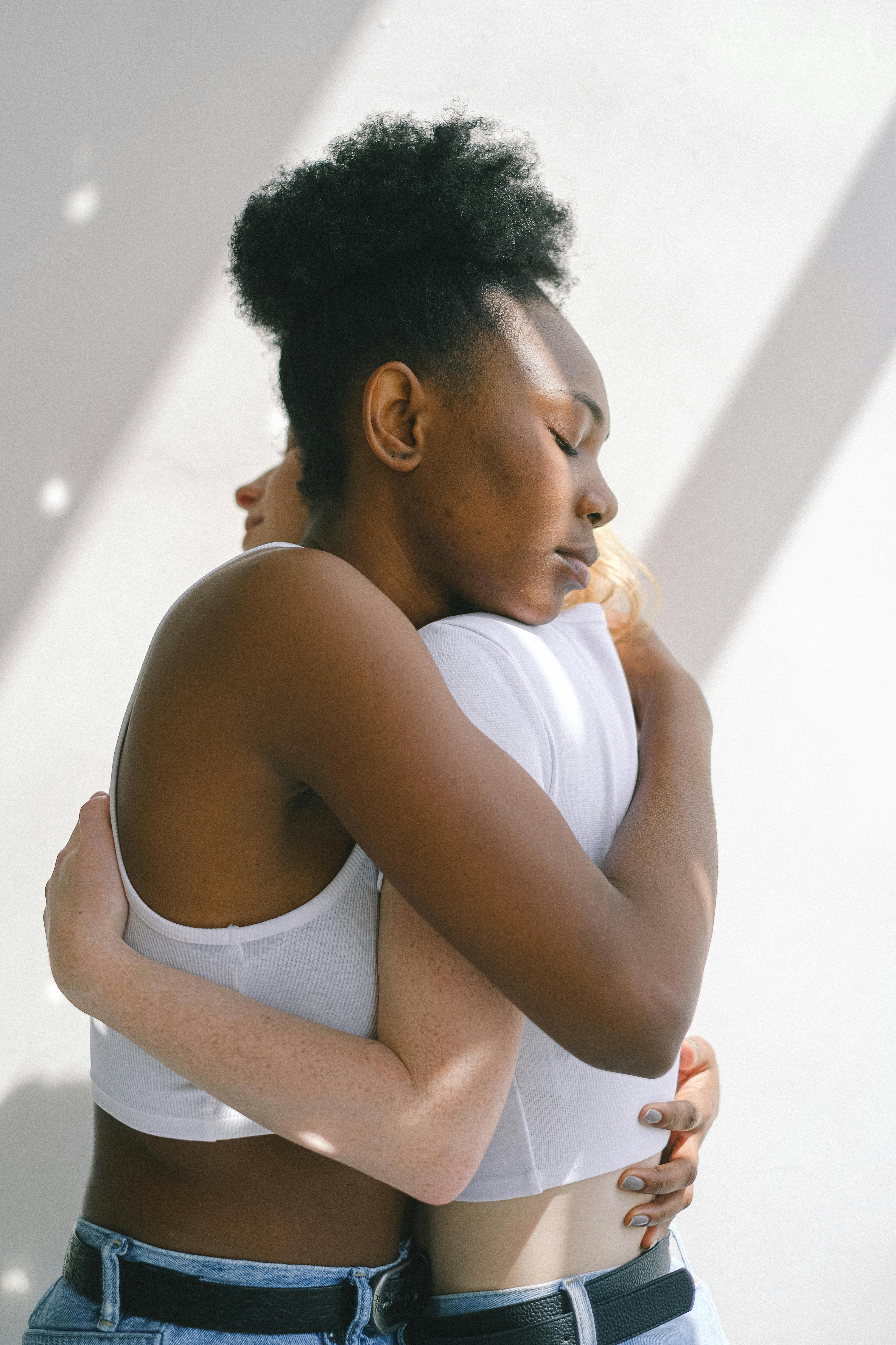 Two women hugging | Source: Pexels