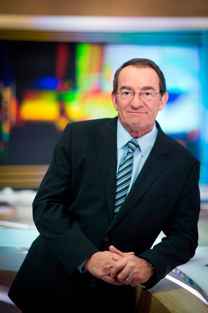 Jean-Pierre Pernaut, présentateur de la chaîne nationale française TF1, pose dans un studio le 13 février 2015 à Boulogne-Billancourt, près de Paris. | Photo : Getty Images
