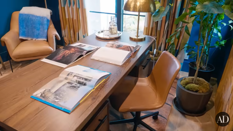 Bryce Dallas Howard's office in her Los Angeles home from a video dated June 7, 2022 | Source: youtube.com/@Archdigest
