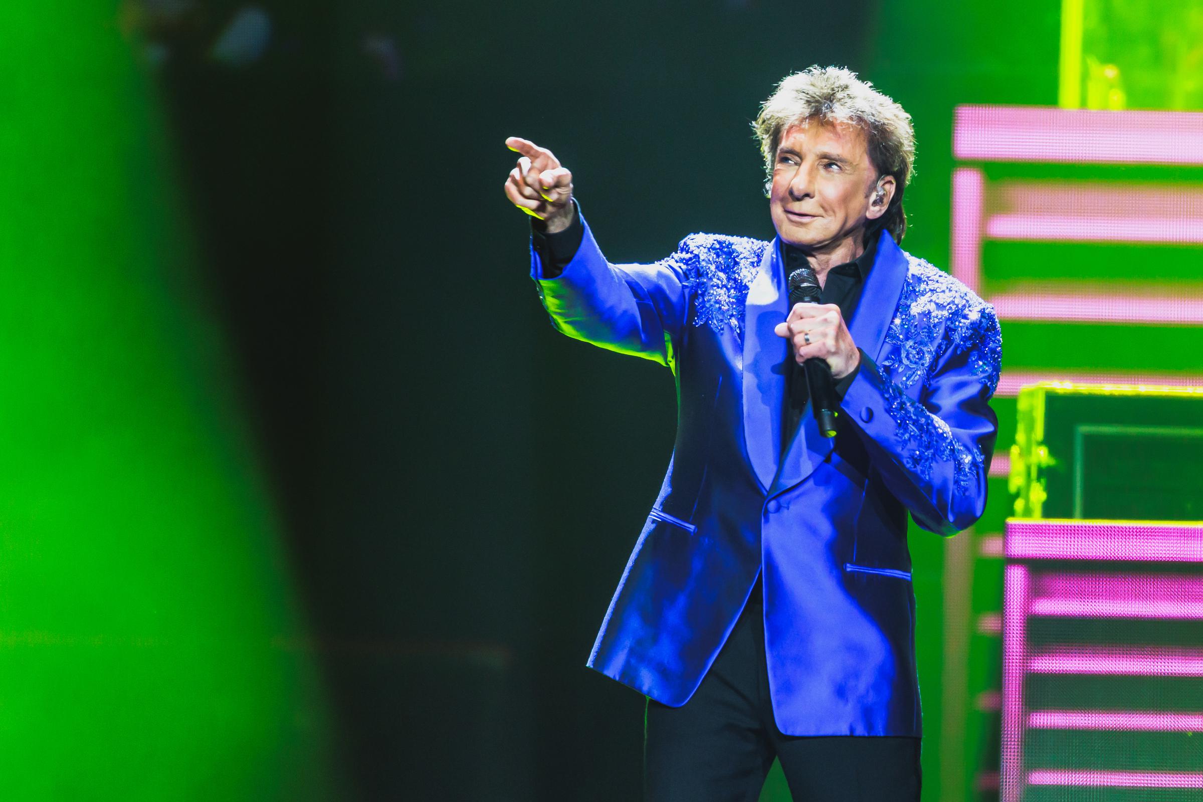 At 81, Manilow was still performing on major stages, including this Toronto concert in May 2025. His continued touring made the later cancer diagnosis especially disruptive, but he said after surgery that he was getting stronger and hoped to return to performing. | Source: Getty Images
