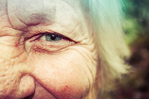Visage d'une femme avec des rides. | Photo : Unsplash