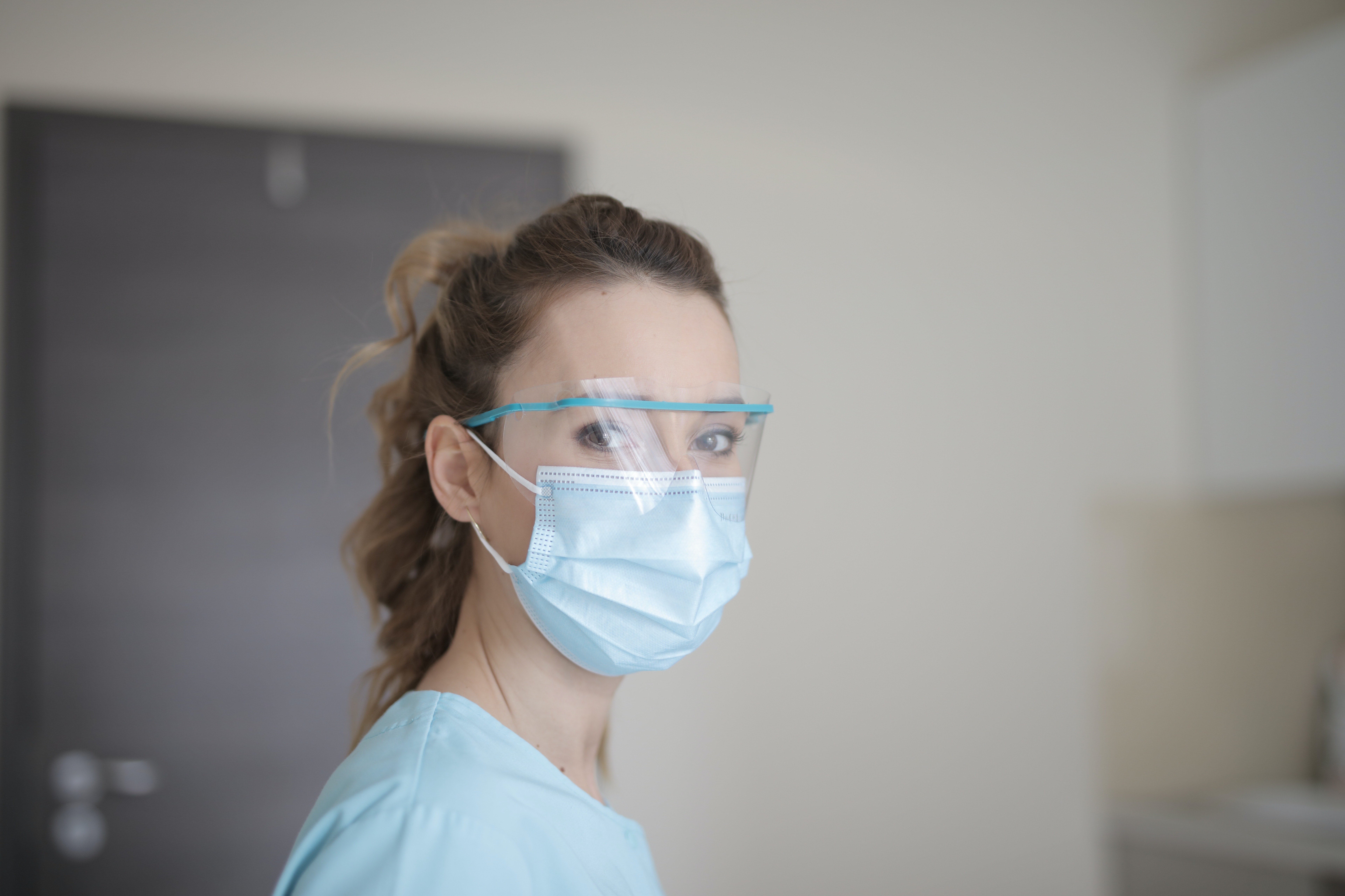 Una doctora con una mascarilla cubriendo su rostro. | Foto: Pexels