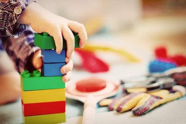 Niño jugando con bloques de colores. | Foto: Pixabay