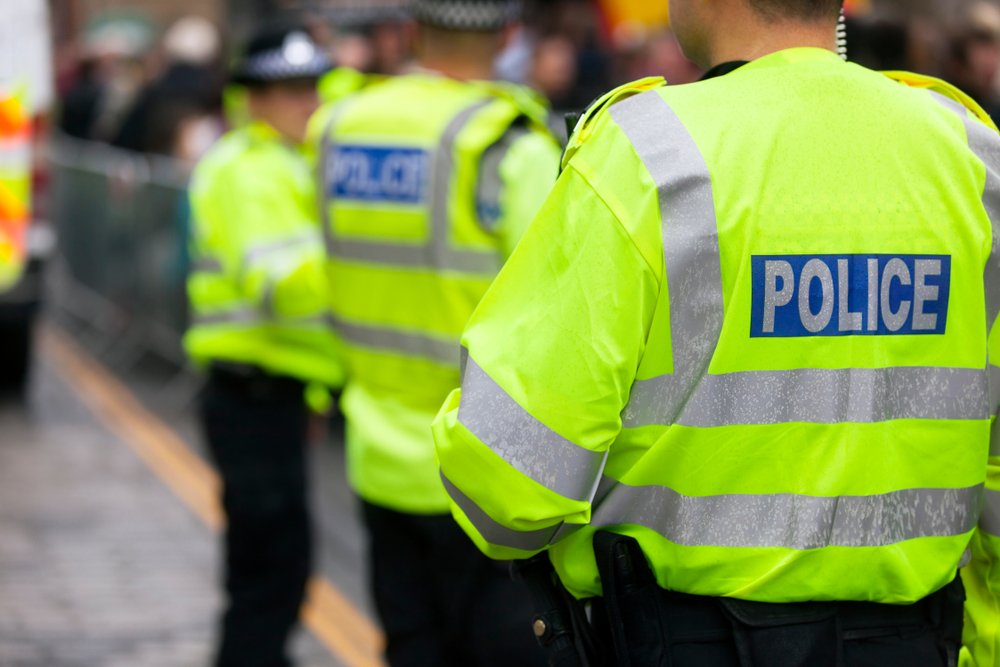 Oficiales de policía en una vía. | Foto: Shutterstock