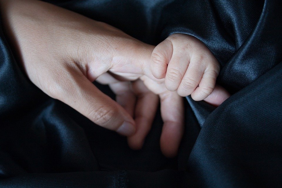 Hand von Mutter und Baby | Quelle: Pixabay