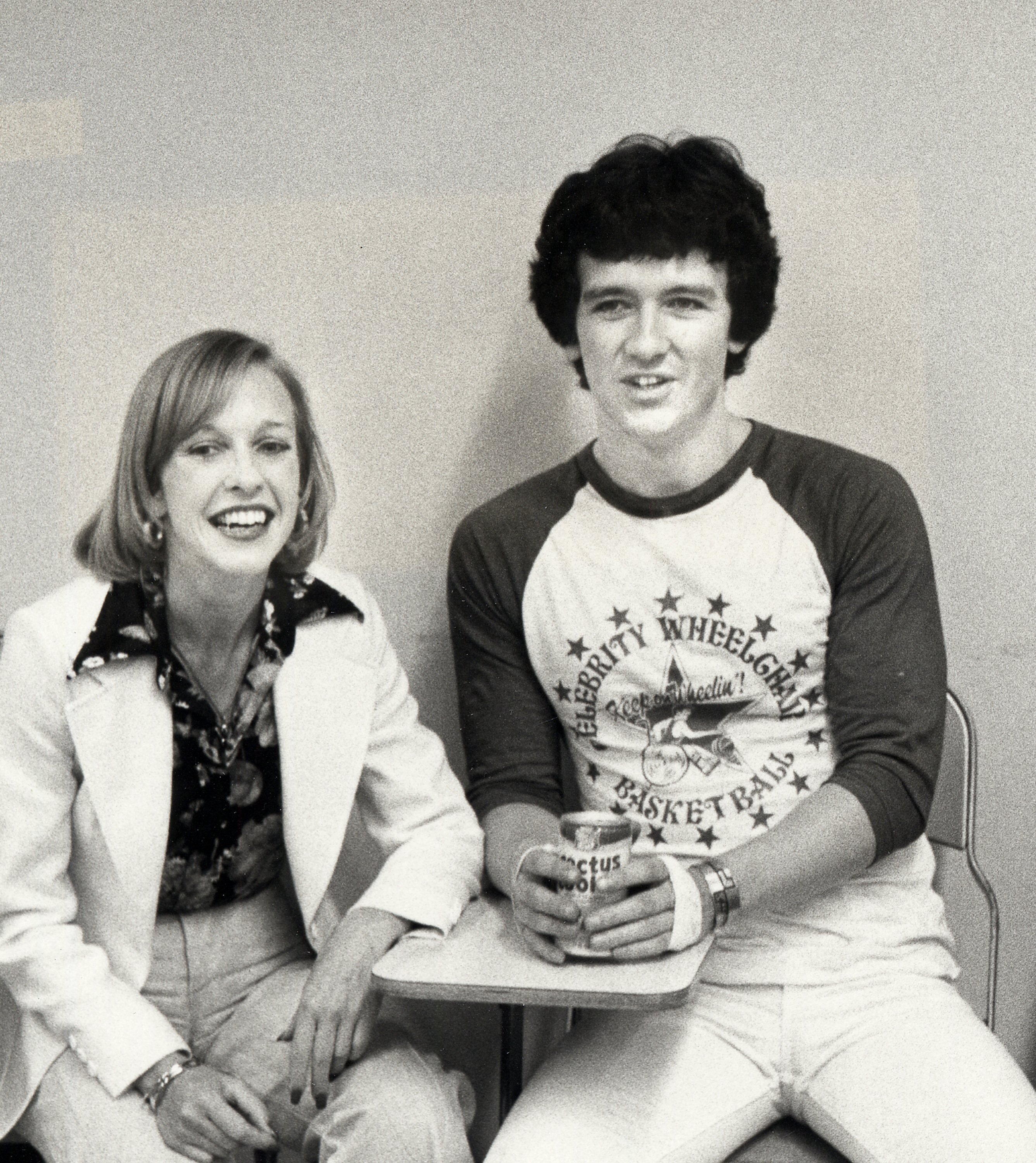 Patrick Duffy and wife Carlyn Rosser attend a basketball game at California State University on May 22, 1977 in Northridge. | Photo: Getty Images